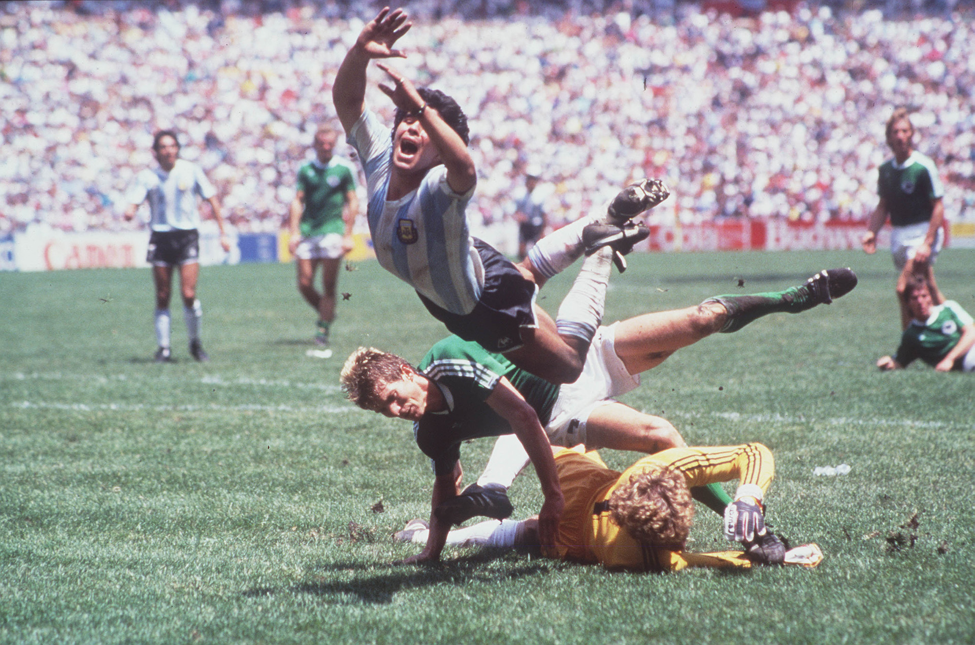 Maradona vuela por los aires al chocar con Schumacher y Karl Heinz Foerster