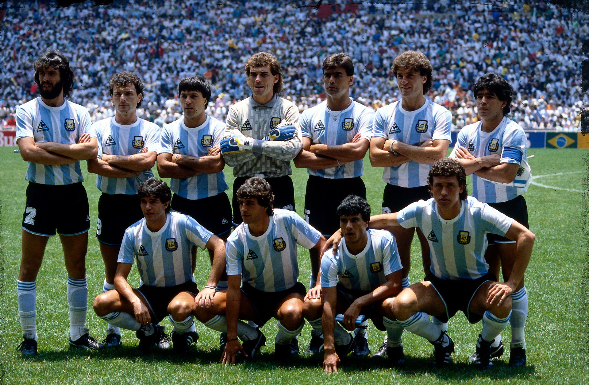 Batista, Cucciufo, Olarticoechea, Pumpido, Brown, Ruggeri, Maradona (parados), Burruchaga, Giusti, Henrique y Valdano (agachados) en la formación argentina