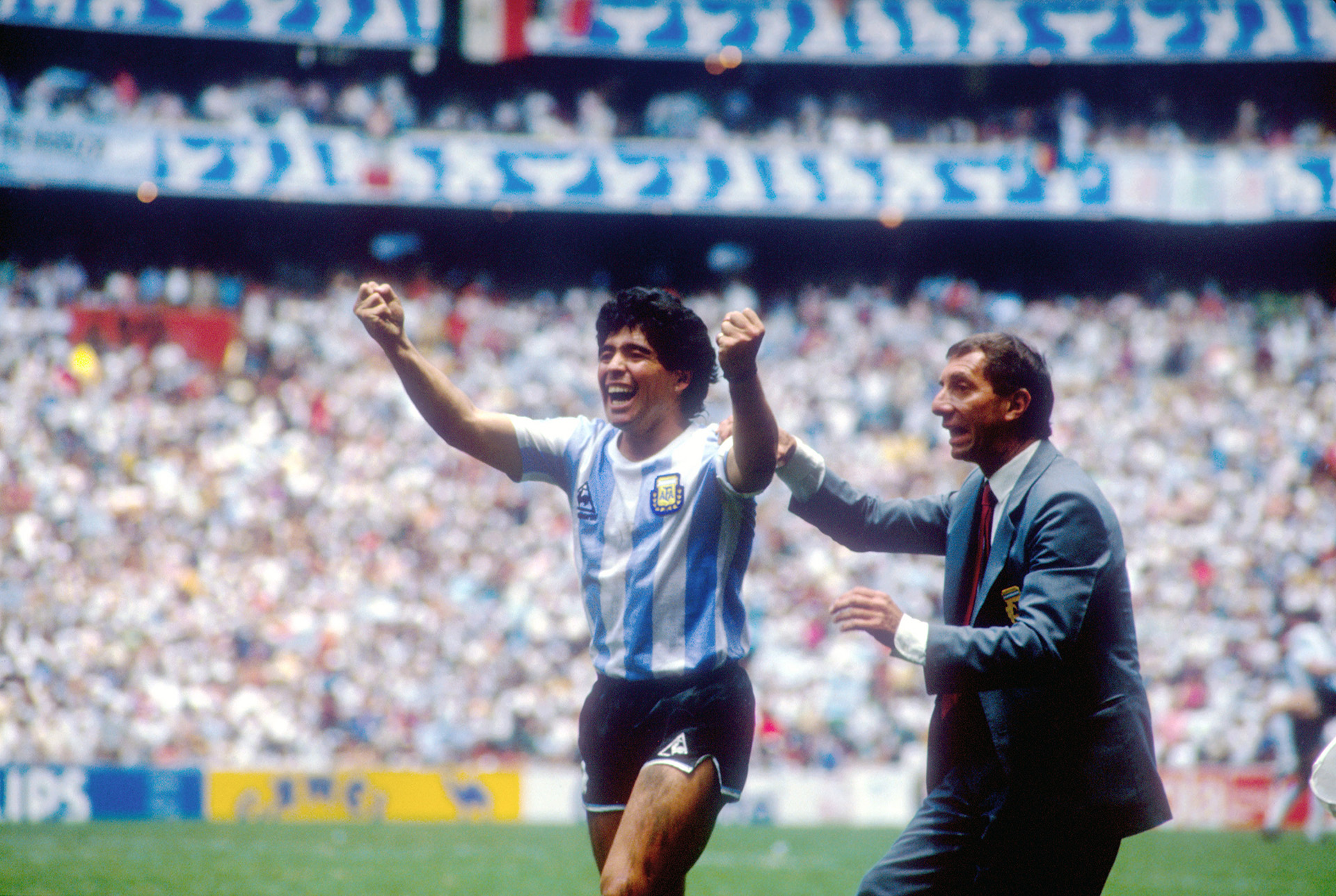 Maradona festeja y Carlos Salvador Bilardo le da indicaciones