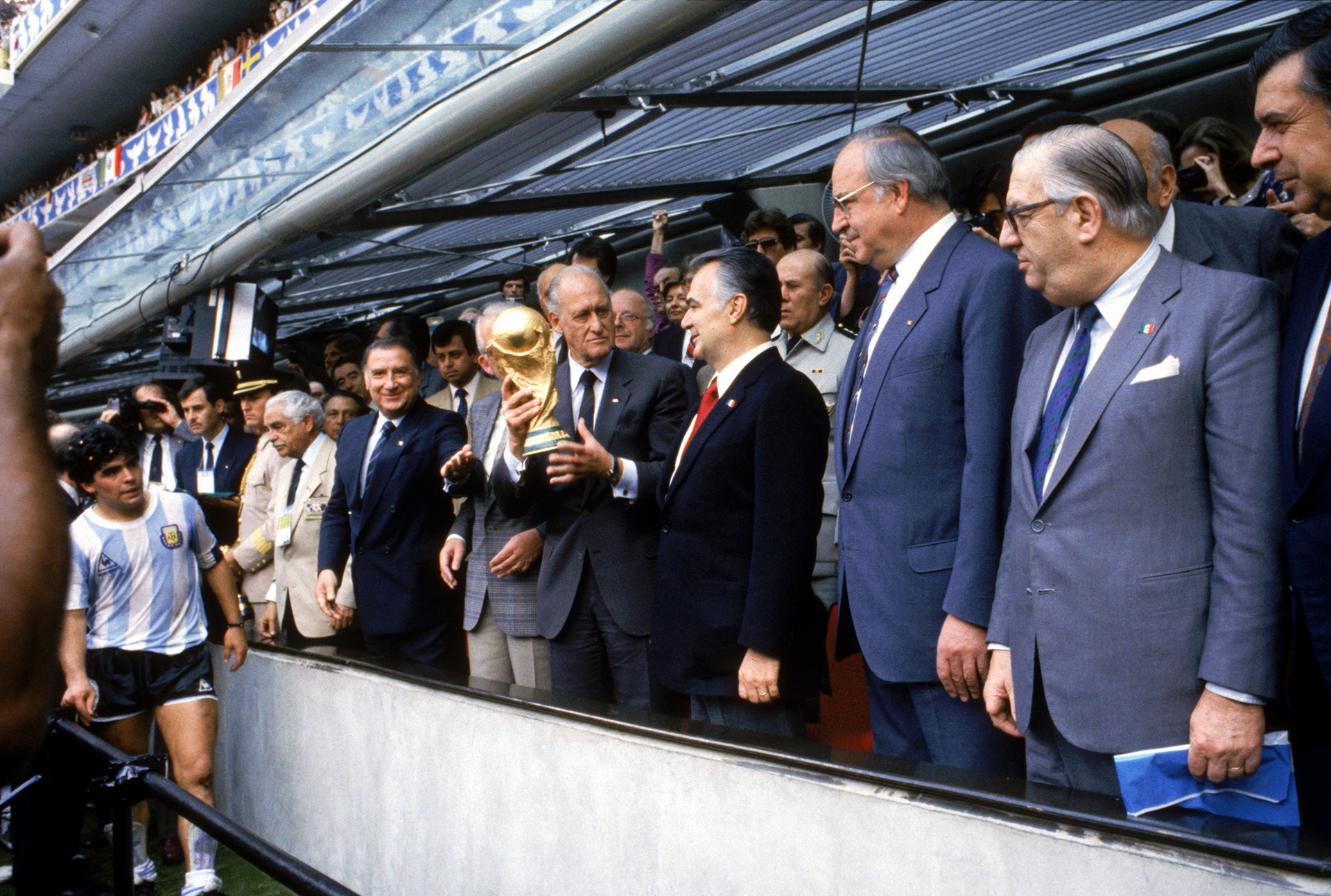 El presidente de la FIFA, Joao Havelange, junto al presidente de México, Miguel de la Madrid