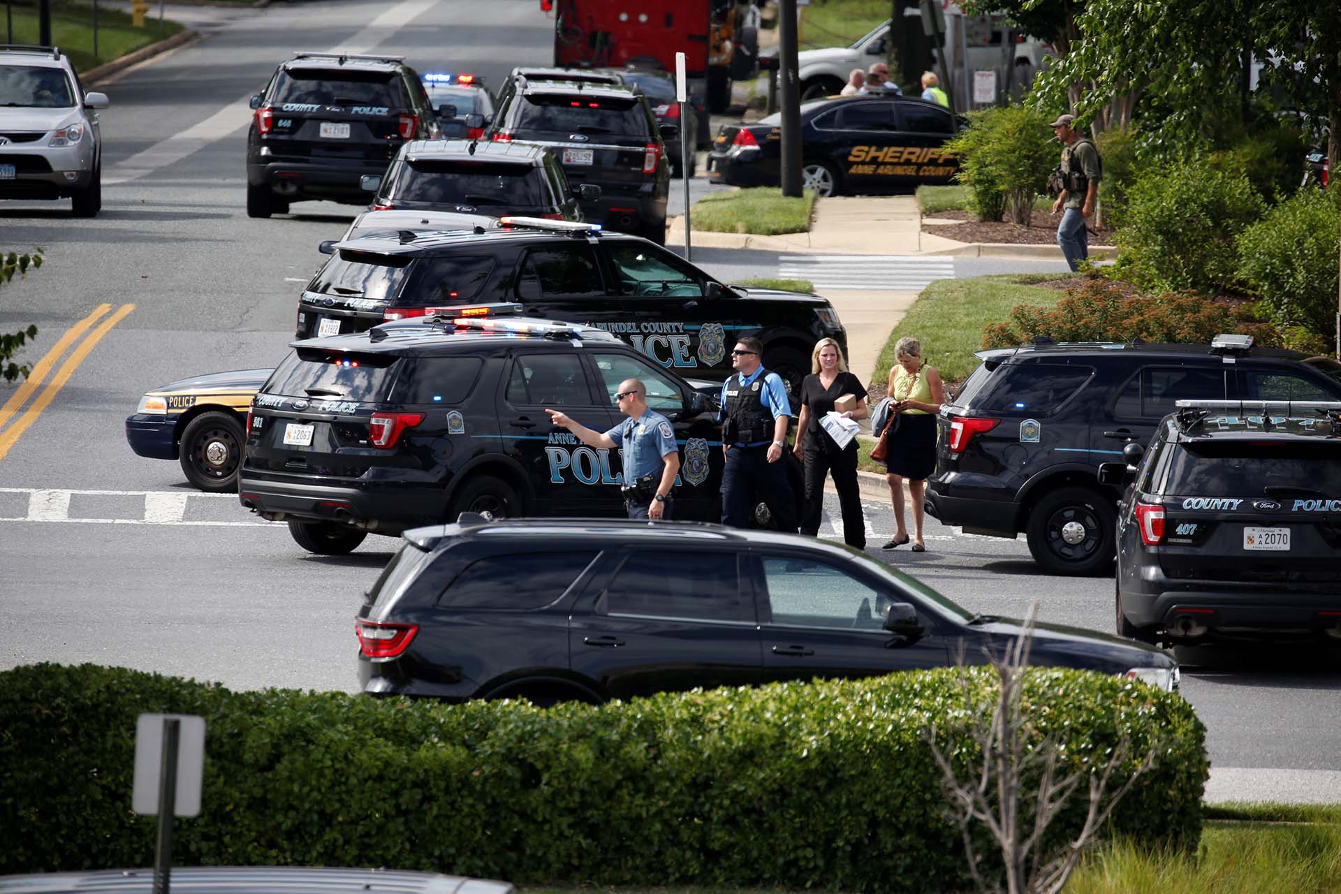 Policías custodian las inmediaciones del periódico (Reuters/ Joshua Roberts)