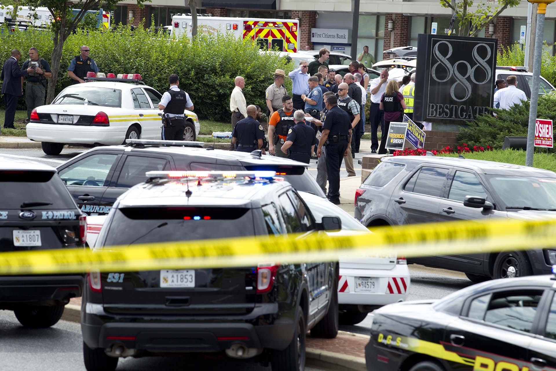 Policías rodean la redacción del periódico Capital Gazette, en Annapolis (AP Photo/Jose Luis Magana)