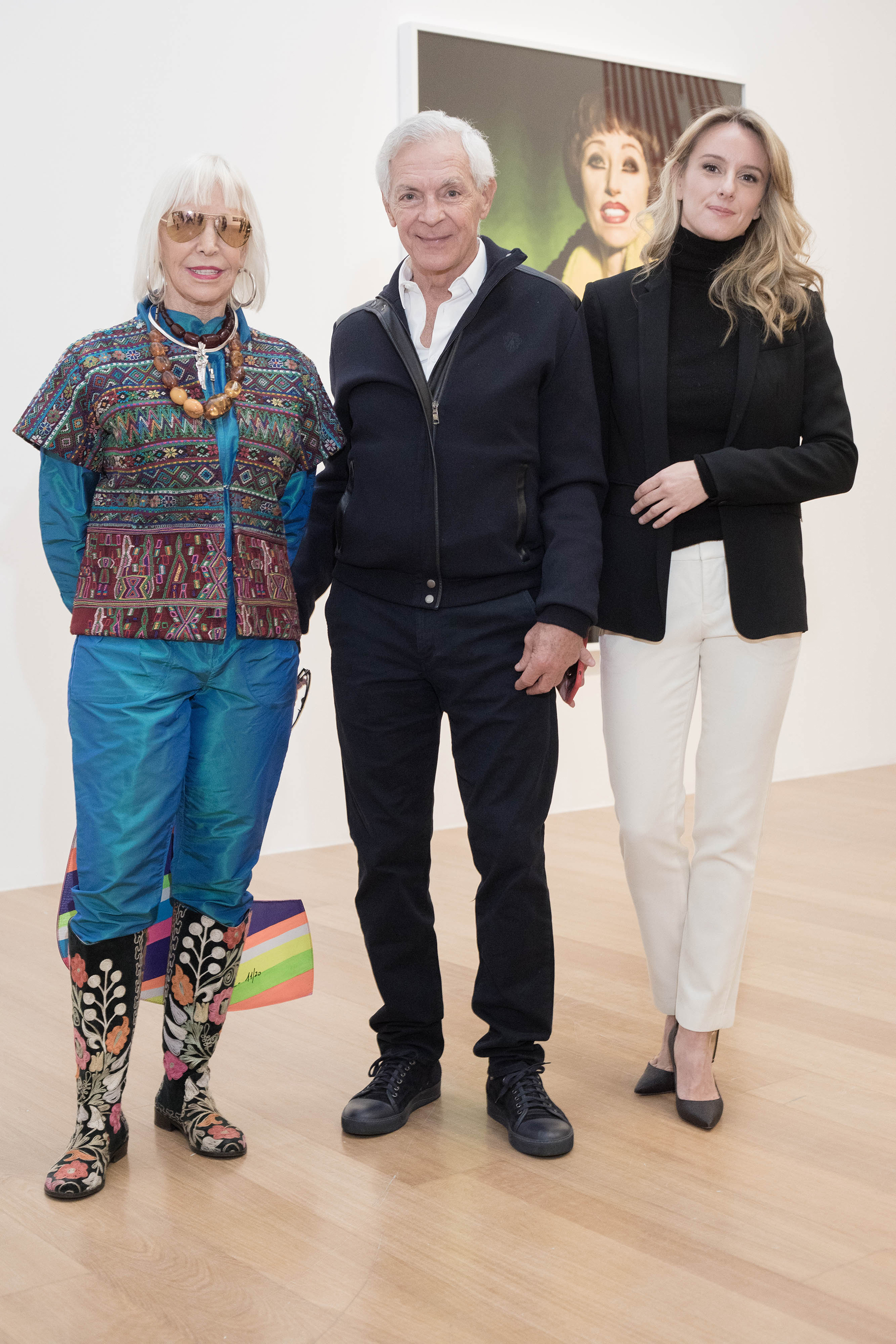 Marta Minujín junto a Eduardo Costantini y Estefanía Daneri. La muestra incluye las series más emblemáticas de ambos artistas, producidas desde fines de los años 70 hasta la fecha, como Cowboys y Spiritual America –con Brooke Shields– de Richard Prince y Untitled Film Still, imágenes publicitarias con autorretratos de Cindy Sherman