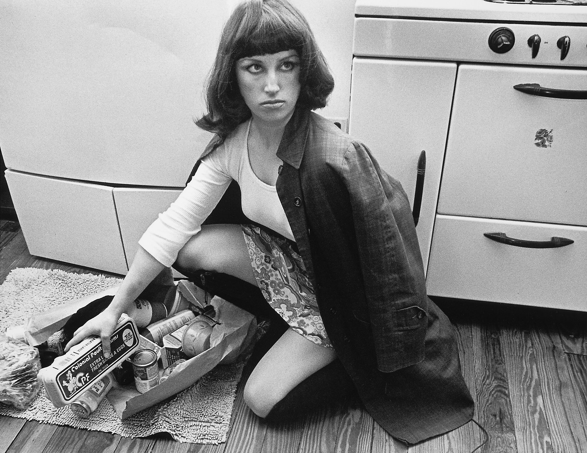 Cindy Sherman (Estados Unidos, 1954) desarrolló las características apropiaciones de personajes que se transformaron en su marca de autora, creando escenas basadas en referencias a la estética popular e ideas del sentido común, en particular, ciertos estereotipos femeninos tomados del cine, las revistas, la publicidad y las artes. A lo largo de su carrera, utilizó y manipuló imágenes, inventando nuevos tipos de imaginarios que, de un modo extremadamente original, cuentan historias sobre la vida de las mujeres en nuestras sociedades. Su originalidad se basa esencialmente en una gran habilidad para crear un amplio rango de personajes con la ayuda de maquillajes y prótesis: Sherman utiliza su propio cuerpo como soporte y materia cruda, y fija esos personajes en el medio fotográfico. Su cuerpo transformativo, pero anclado en una realidad social, es tanto pintura como escultura