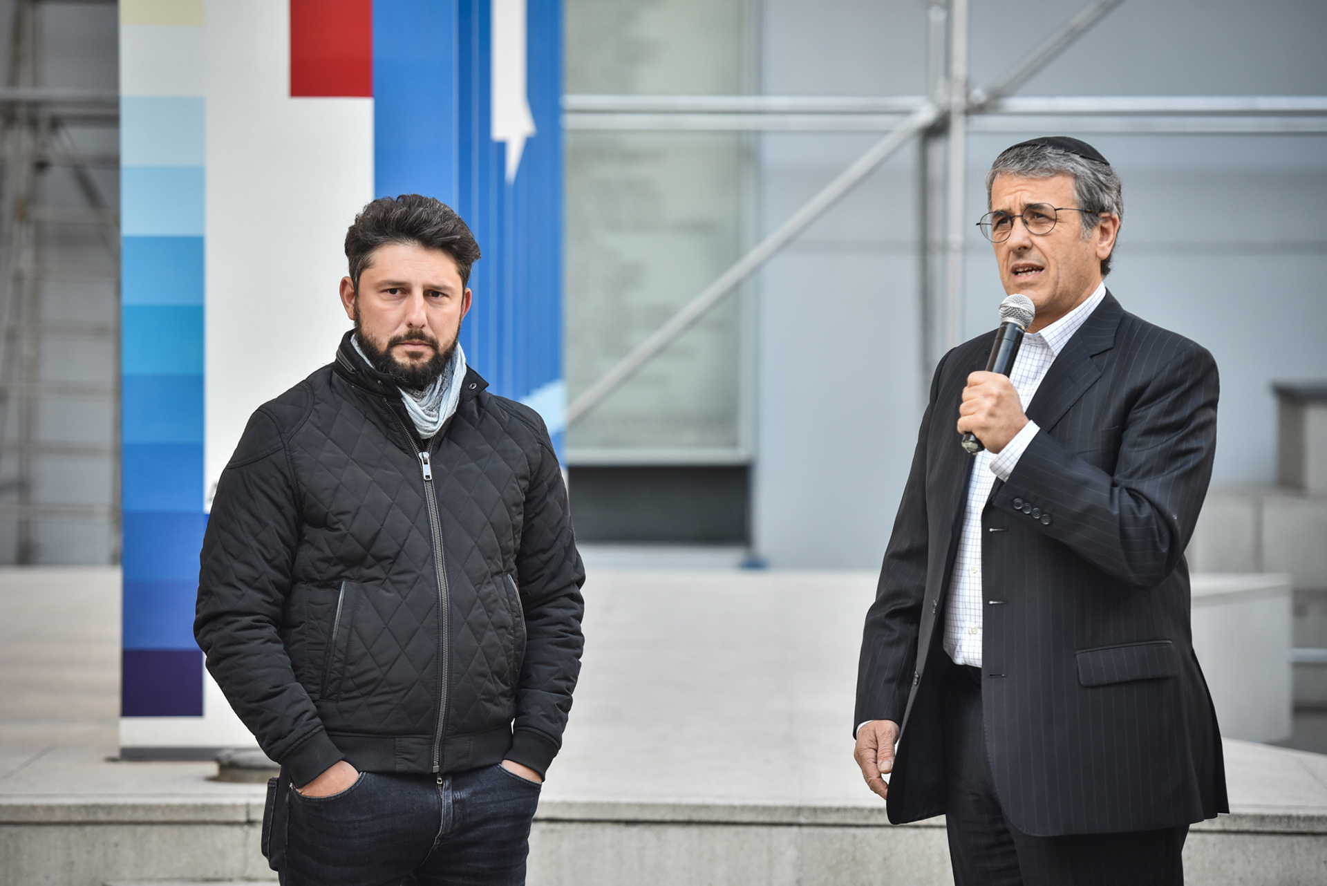 “El Muro de la Memoria” se extiende por 12 metros de ancho y 30 metros de alto y es uno de los más grandes del barrio de Once