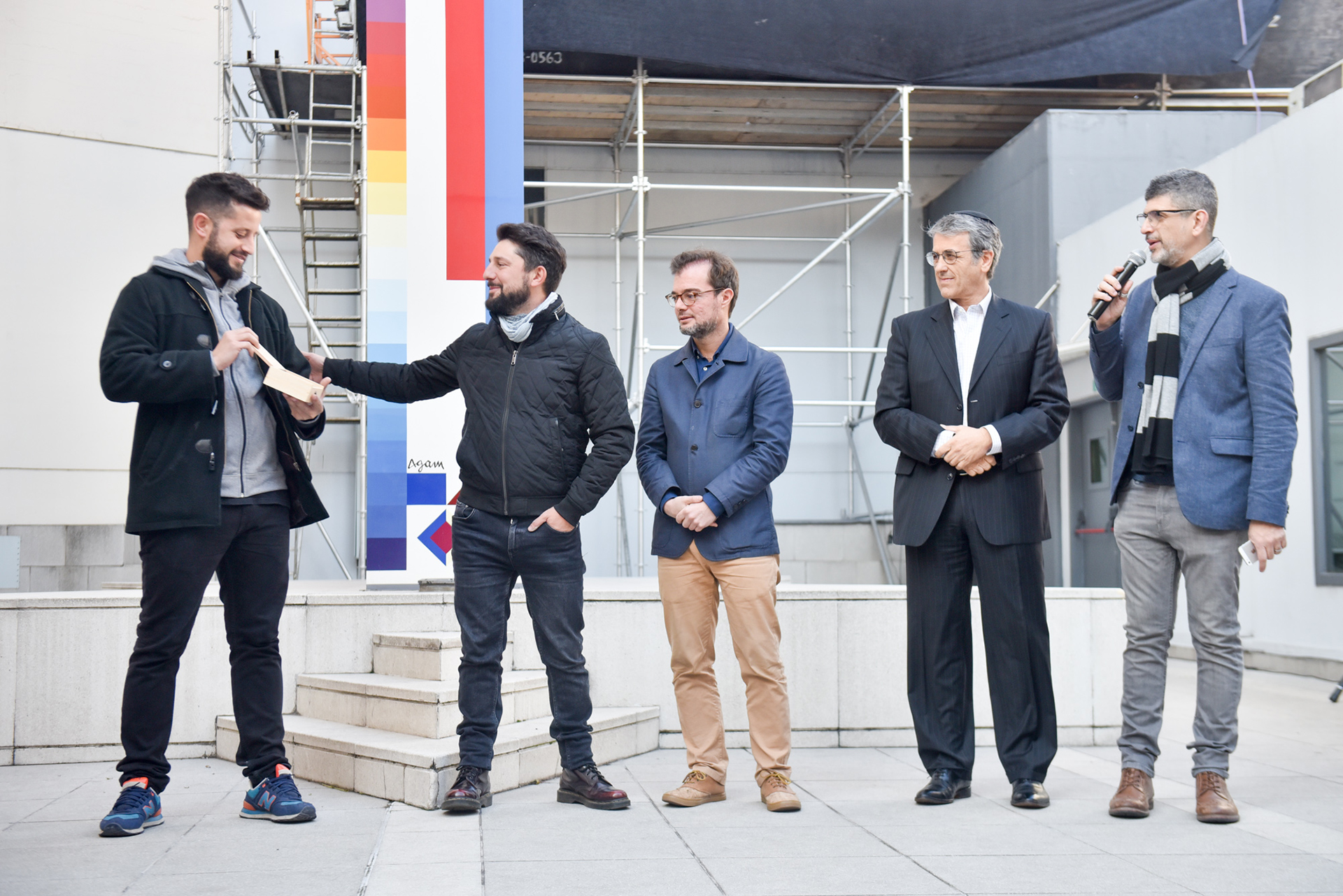 La obra de Martín Ron también simboliza la conexión de la vida terrenal con la vida espiritual. Esta asociación remite, a su vez, al llamado “Sueño de Jacob”, un pasaje del libro “Génesis” que refiere a la unión entre el Cielo y la Tierra