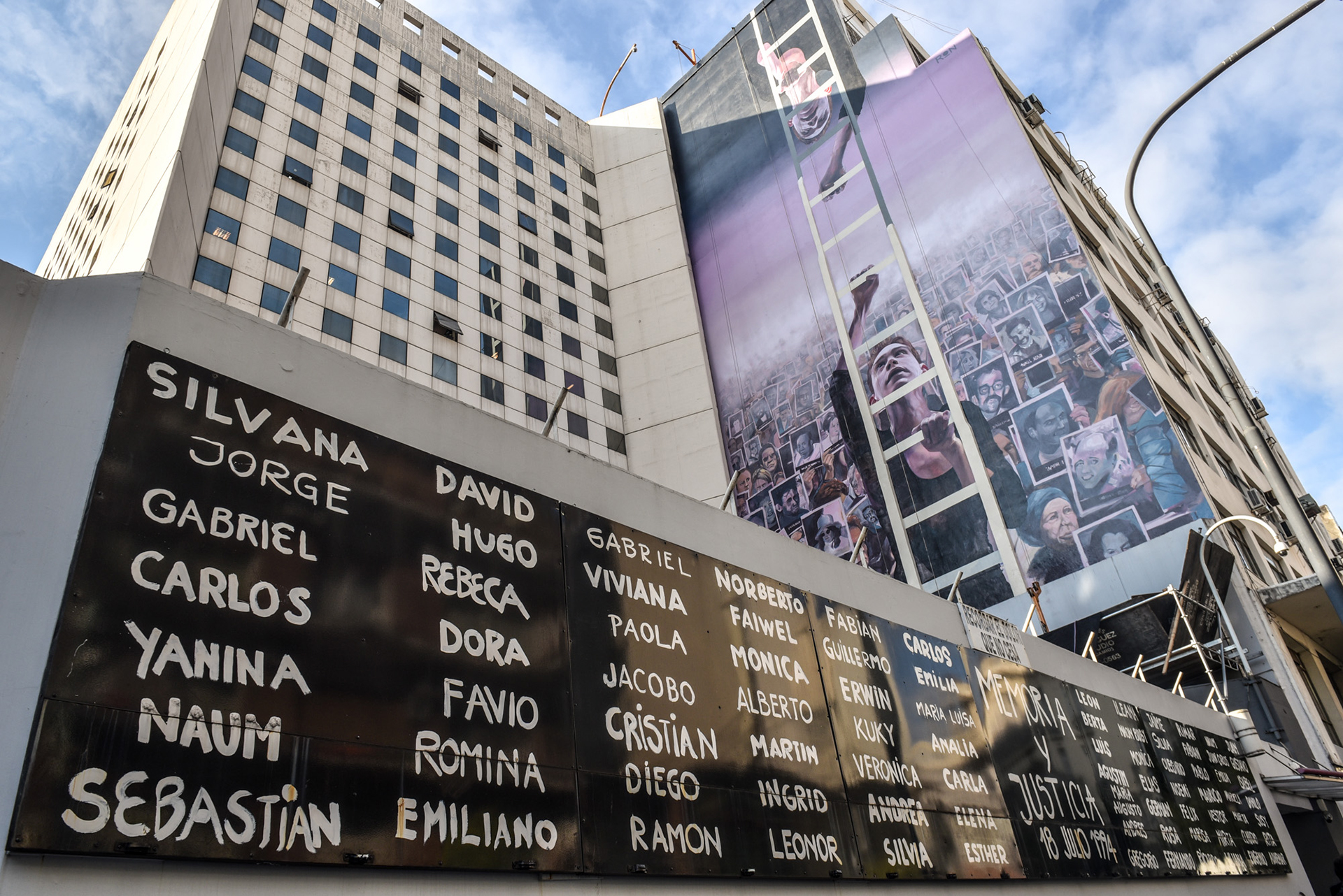 Por sus dimensiones, la obra puede verse en su totalidad desde el exterior del edificio. ”Su mensaje traspasa las paredes de nuestra sede. Es una creación que compartimos con toda la sociedad, porque –como decimos siempre– el atentado nos sucedió y atravesó a todos”, concluyó Zbar