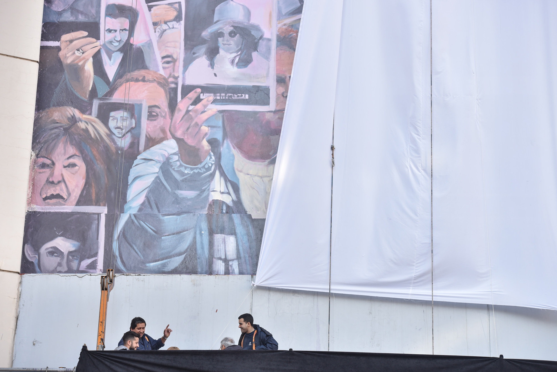 Con la presencia del presidente de la institución Agustín Zbar, el ministro de Cultura porteño Enrique Avogadro, el curador y coordinación general del proyecto Elio Kapszuk, autoridades y empleados de la institución, y familiares de las víctimas, el mural fue develado en un acto que se realizó en la plaza seca del edificio ubicado en Pasteur 633