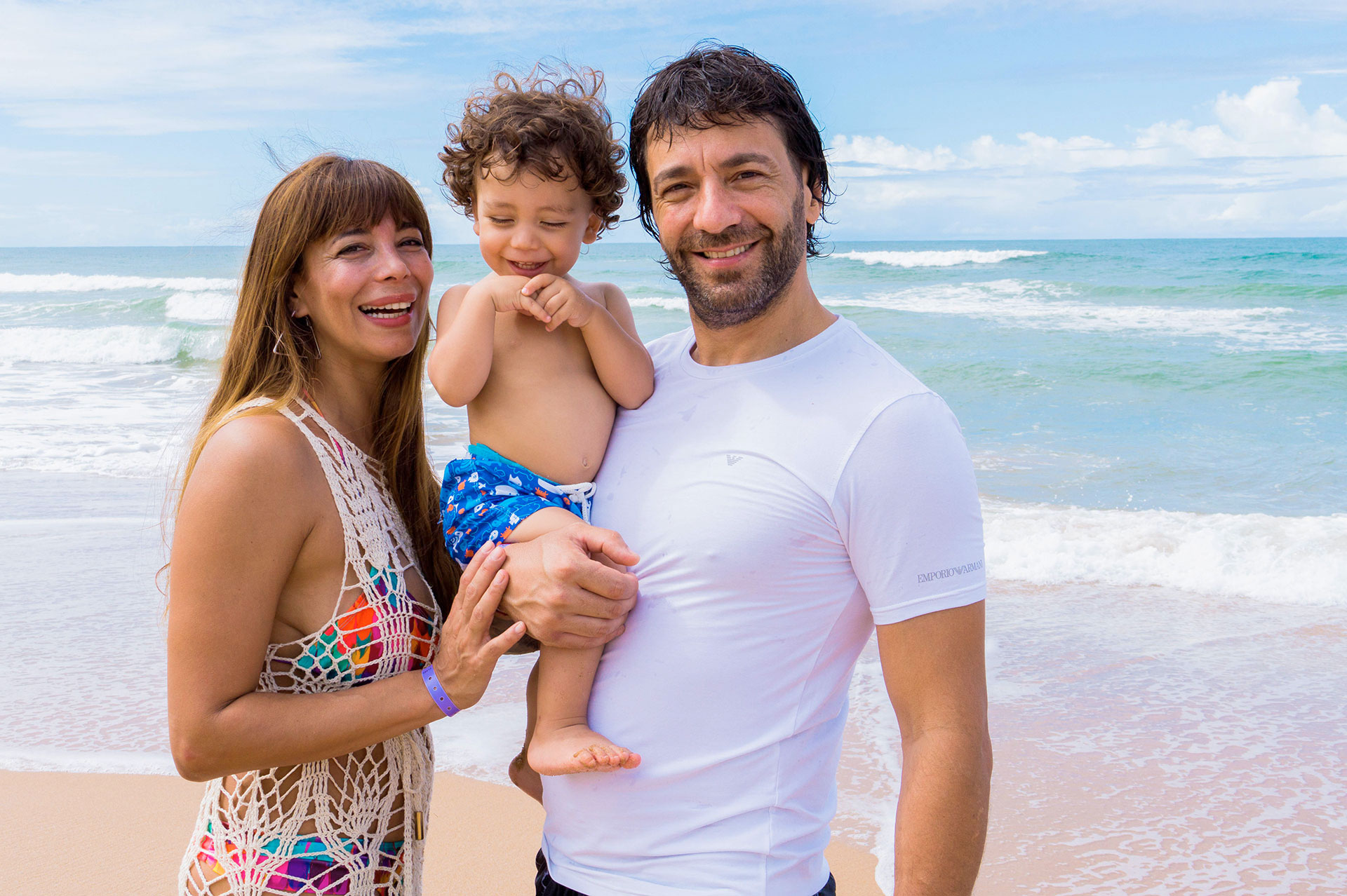 Ximena Capristo, Gustavo Conti y su hijo Félix de vacaciones en Imbassai, Brasil.