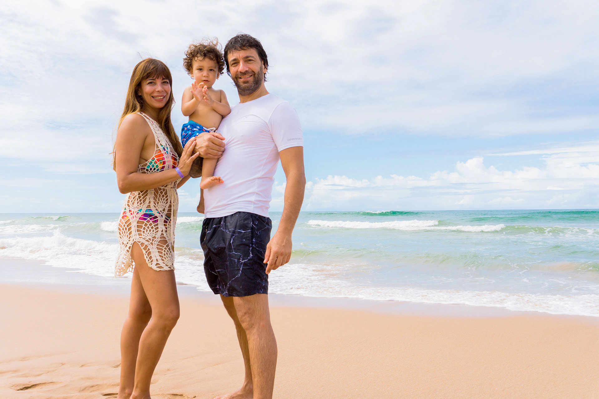 Ximena Capristo, Gustavo Conti y su hijo Félix de vacaciones en Imbassai, Brasil.
