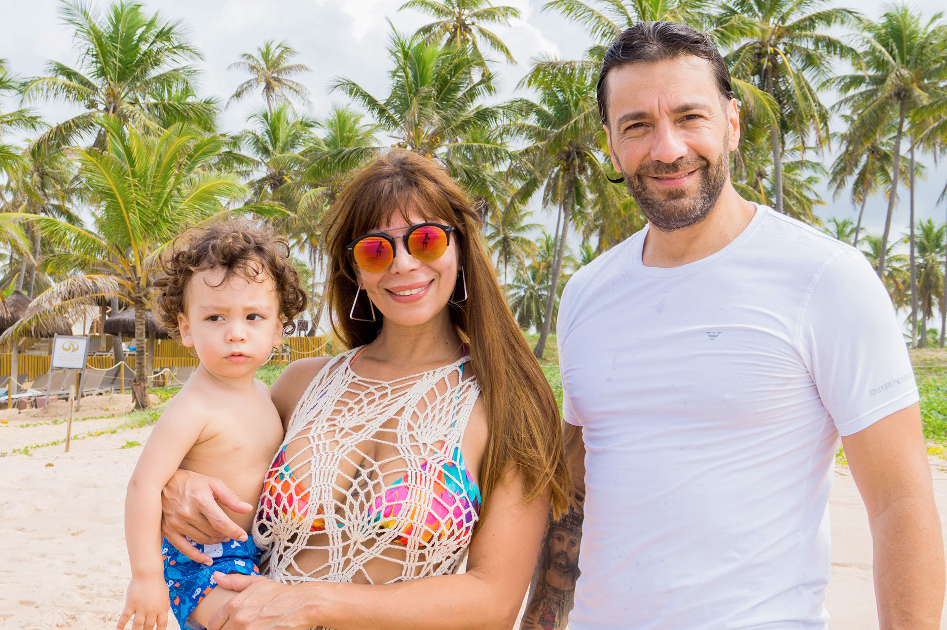 Ximena Capristo, Gustavo Conti y su hijo Félix de vacaciones en Imbassai, Brasil.