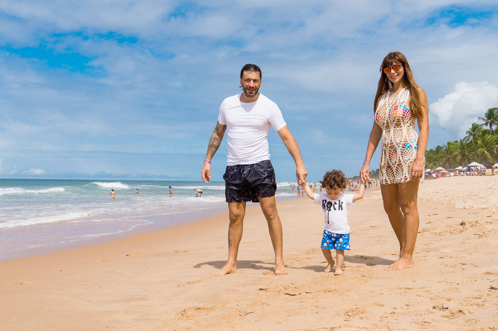 Ximena Capristo, Gustavo Conti y su hijo Félix de vacaciones en Imbassai, Brasil.