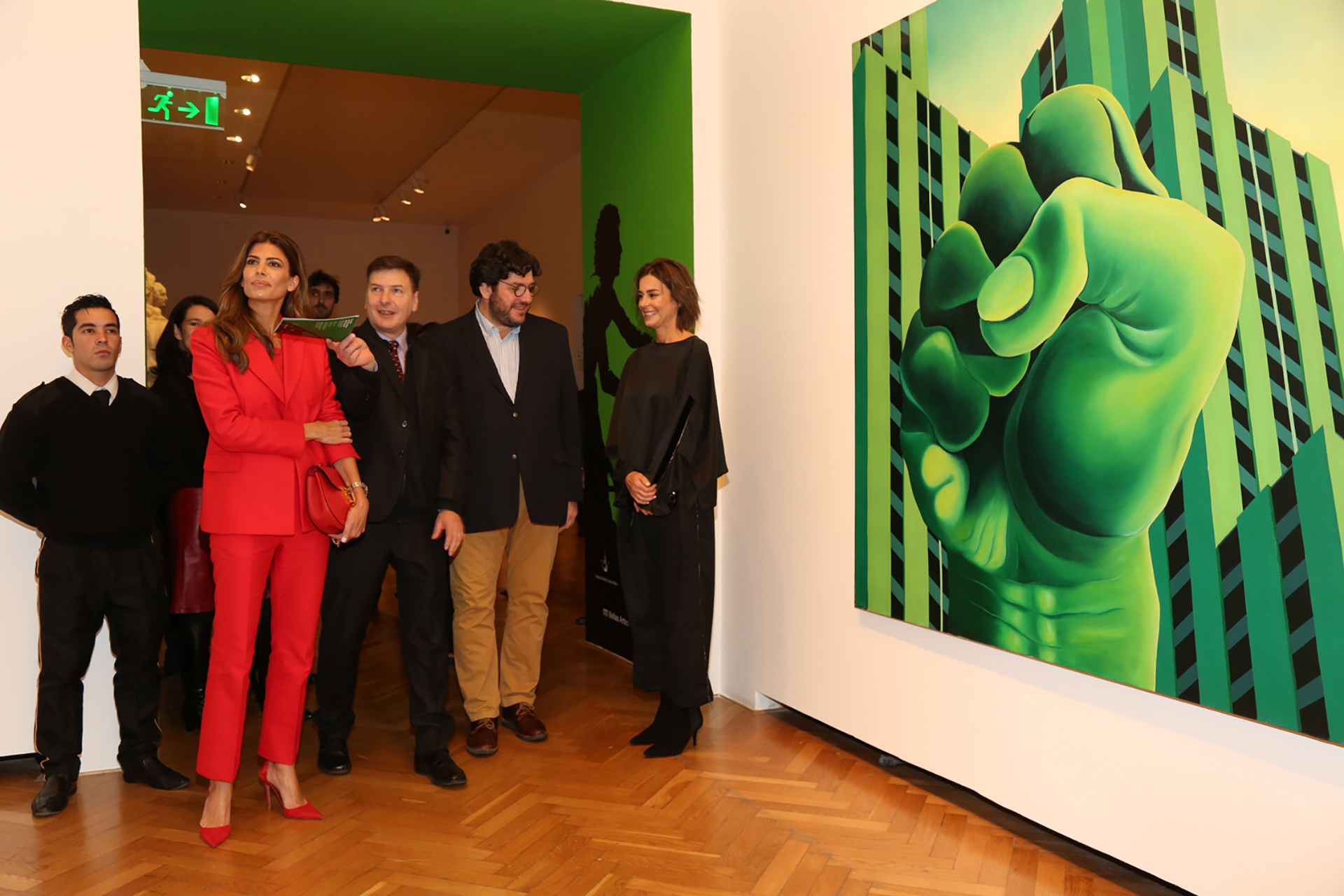 Recorriendo la muestra: Juliana Awada y Andrés Duprat, director del Museo Nacional de Bellas Artes, junto al ministro de Cultura, Pablo Avelluto, y Azul García Uriburu