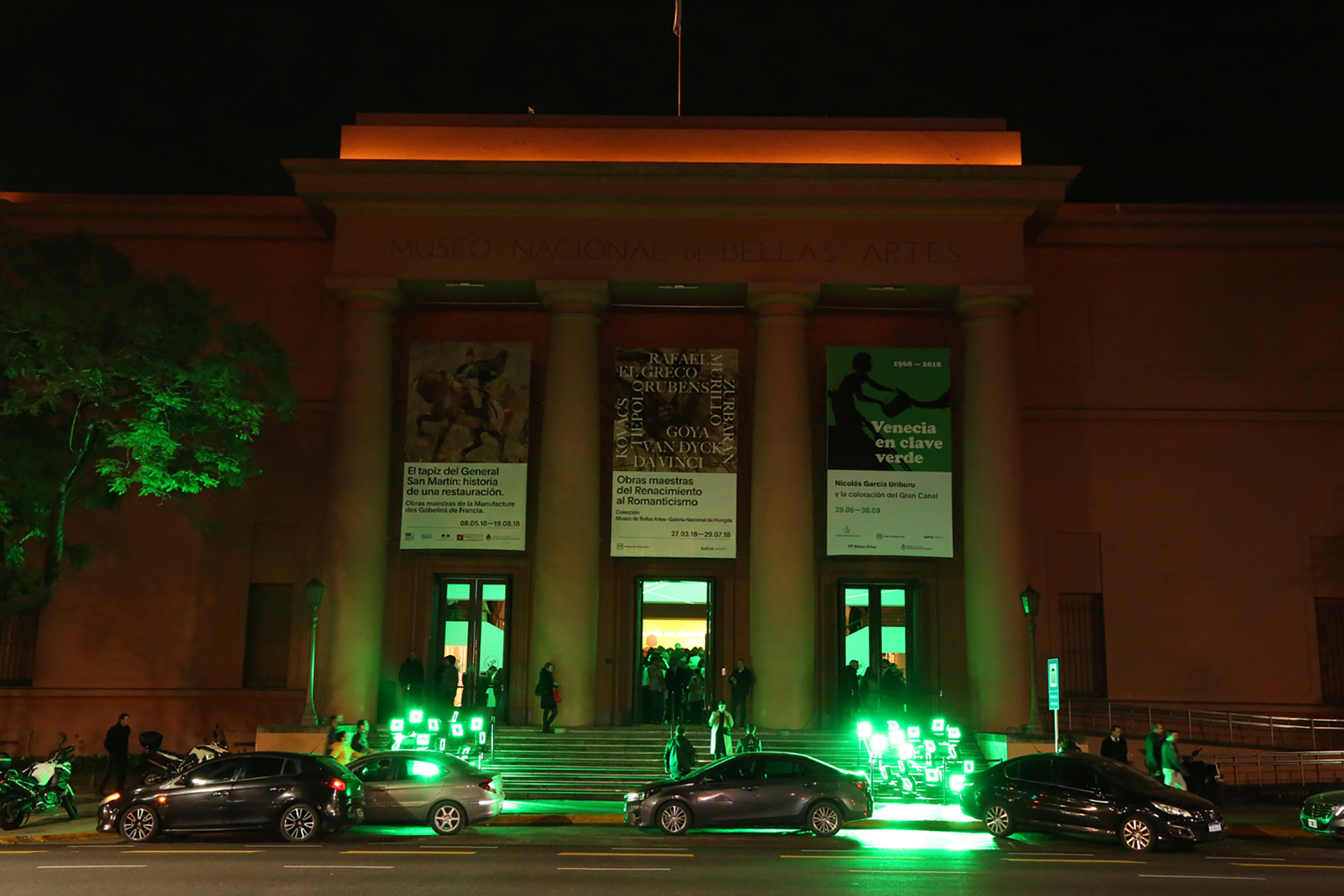La fachada del Museo Nacional de Bellas Artes transformada con efectos de luz verde sobre sus escalinatas, en homenaje al artista que supo hacer lo que nadie creyó posible: teñir los canales de Venecia