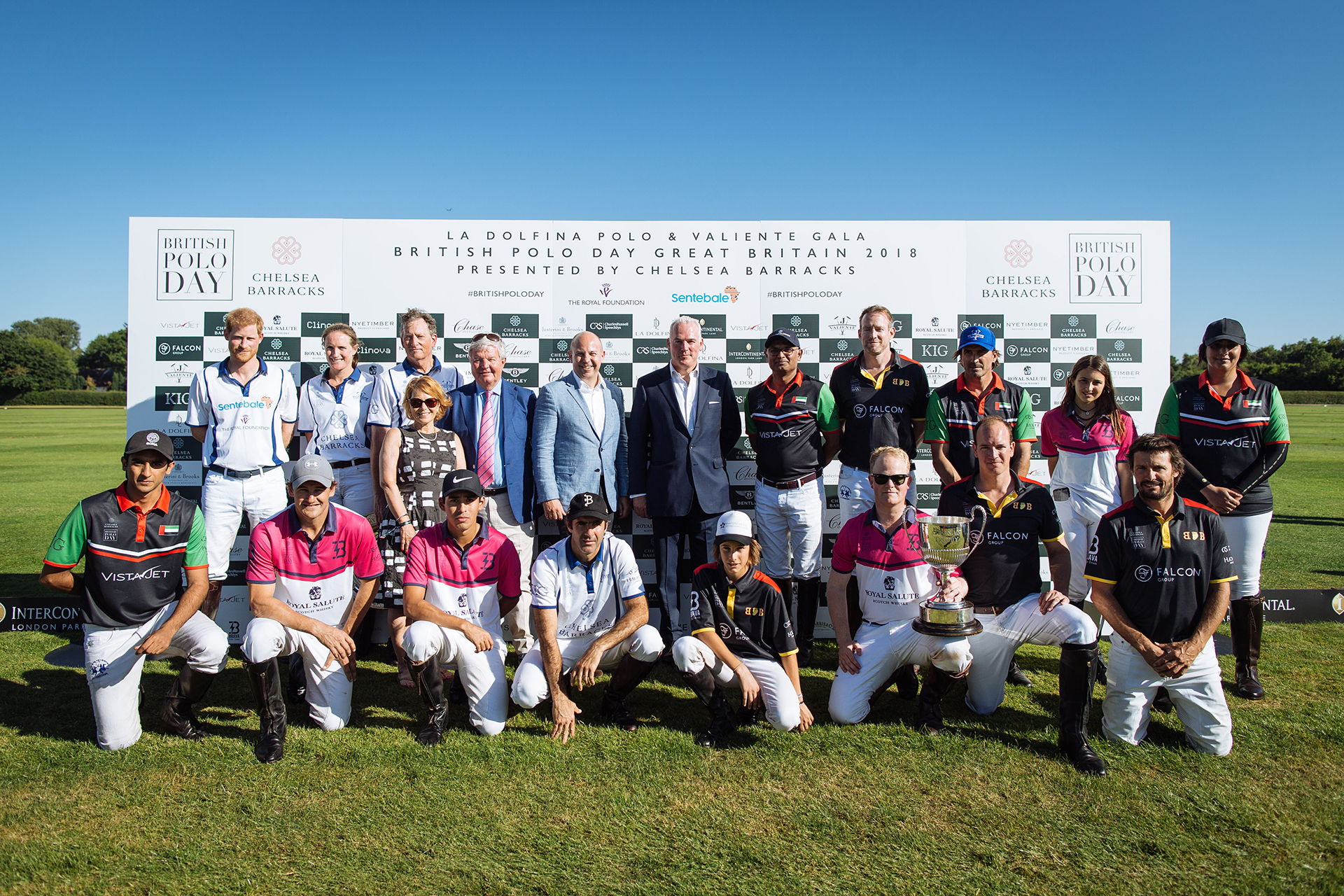 Adolfo Cambiaso, sus hijos Adolfo (h) “Poroto” y Mía, y el príncipe Harry partiparon de un evento social y deportivo inédito en Londres, que reunió a personalidades pertenecientes a la realeza de varios países (Inglaterra, India, países del sudeste asiático y Emiratos Árabes, entre otros) con los polistas con mejor hándicap del mundo, además de patrones y empresarios