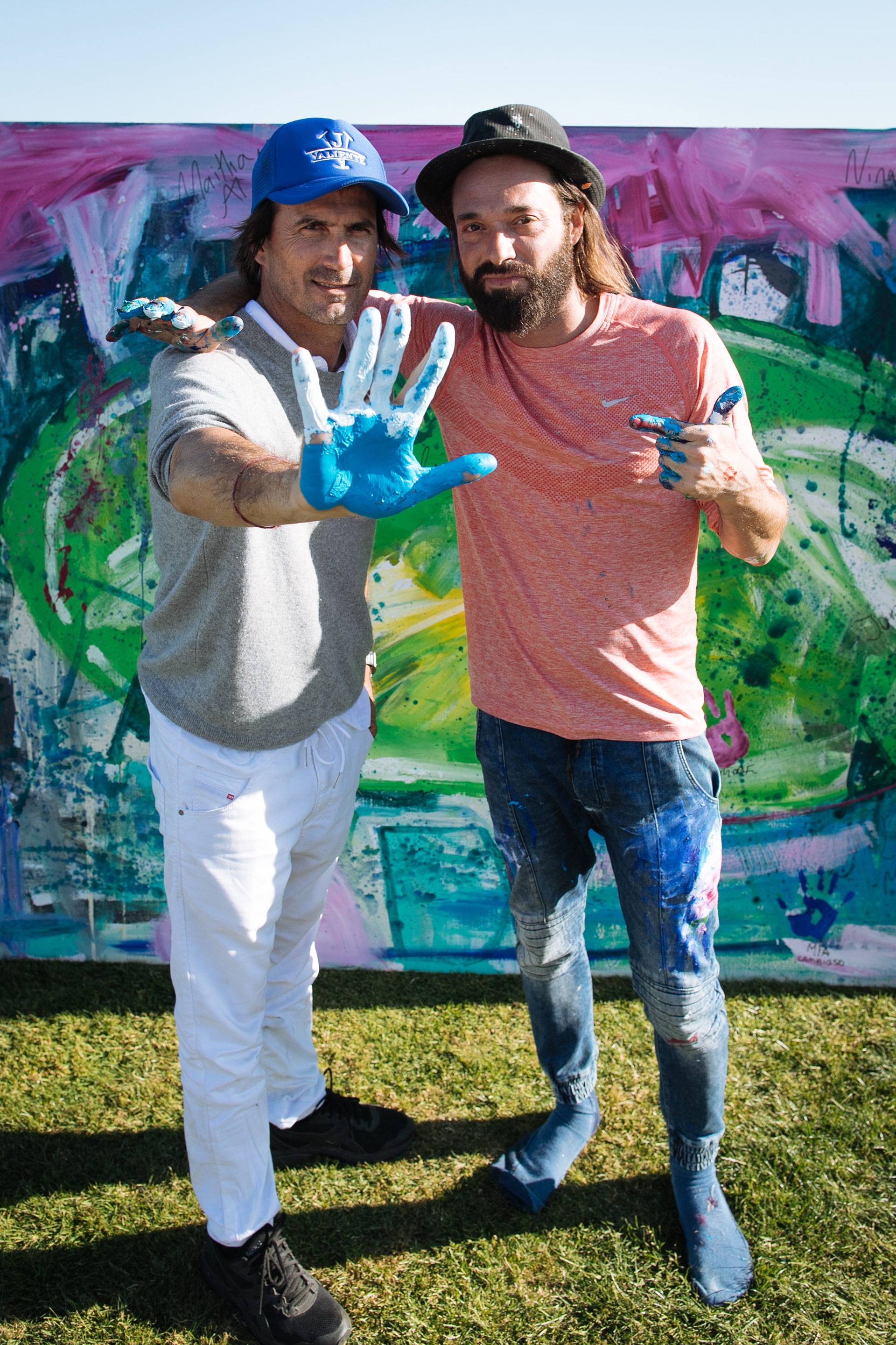 Adolfo Cambiaso junto al artista Sacha Jafri y su obra