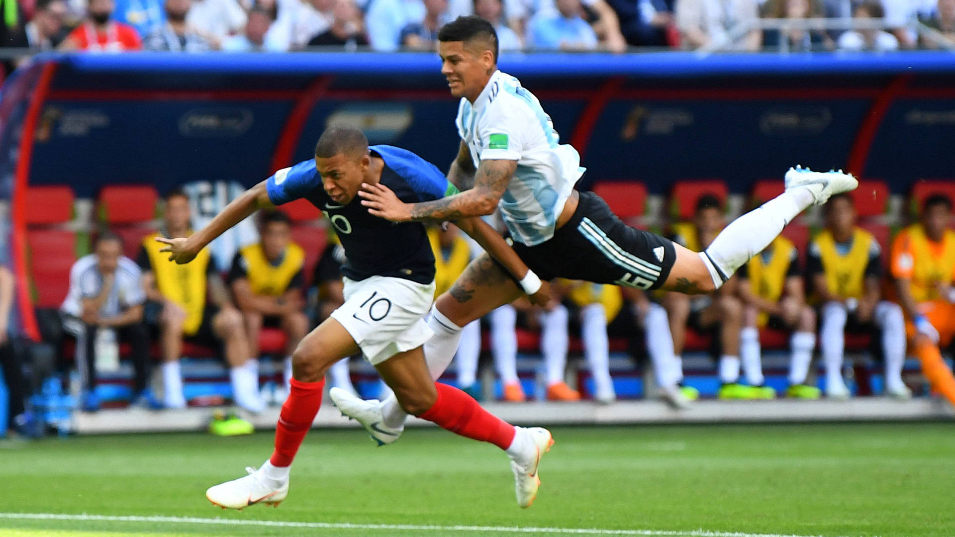 A los 12 minutos, Marcos Rojo le comete penal a Kylian Mbappe