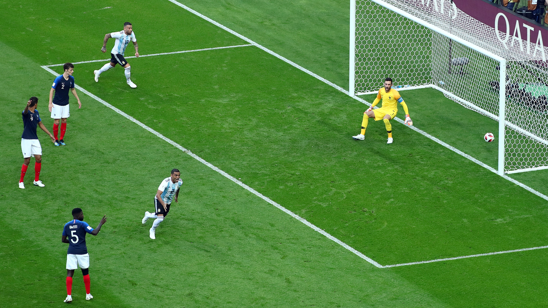 En el comienzo del segundo tiempo, Messi remató al arco y Mercado desvió la pelota para el 2-1