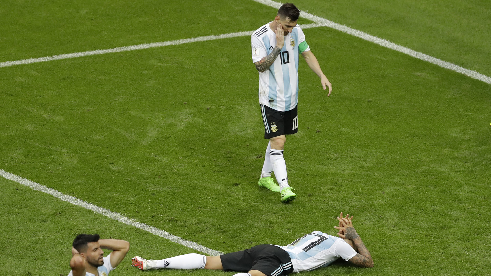 Frustración de Otamendi en el piso tras la última jugada
