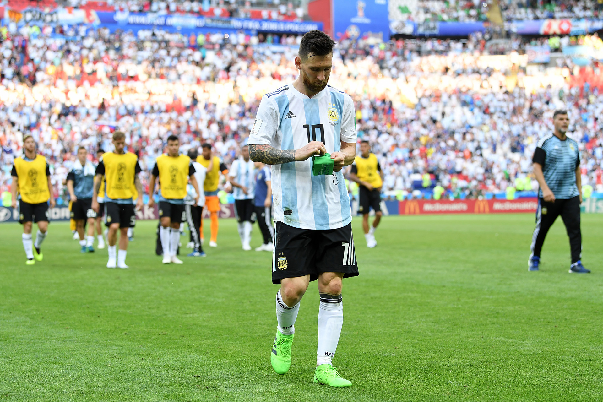El capitán argentino se retiró caminando en soledad