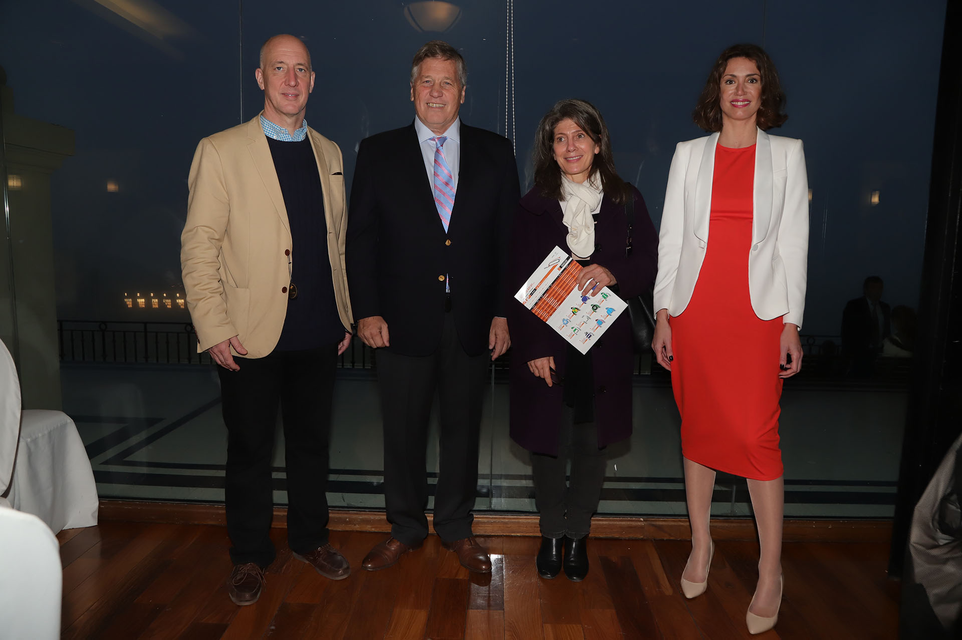 Carrera de las Estrellas: el embajador británico, Mark Kent, y su mujer Martine disfrutaron de la tradicional Carrera de las Estrellas, uno de los eventos más importantes del calendario hípico argentino. En la foto los acompañan Antonio Bullrich, presidente de la Comisión de Carreras del Hipódromo de Palermo, y Verónica Quintana, jefa de prensa del Hipódromo