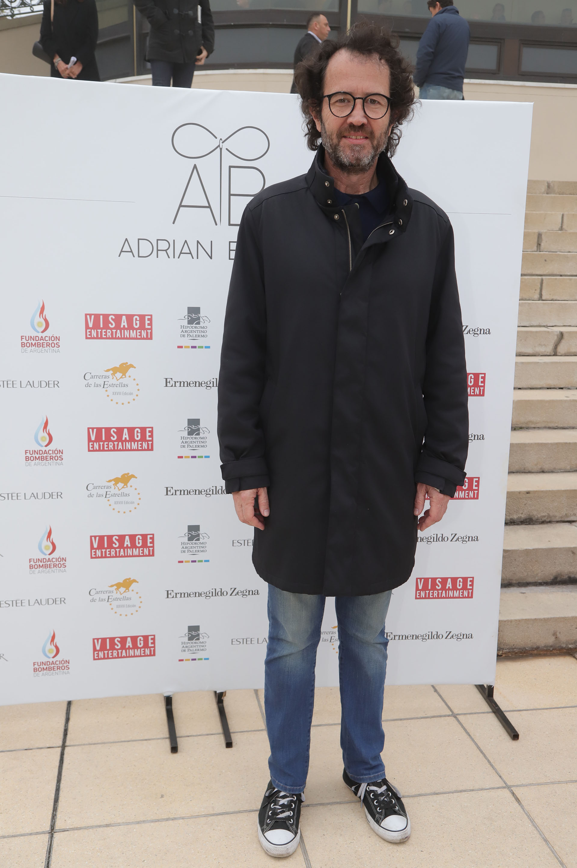 El artista plástico Lucas Beccar Varela, quien expuso una de sus obras en la feria de arte