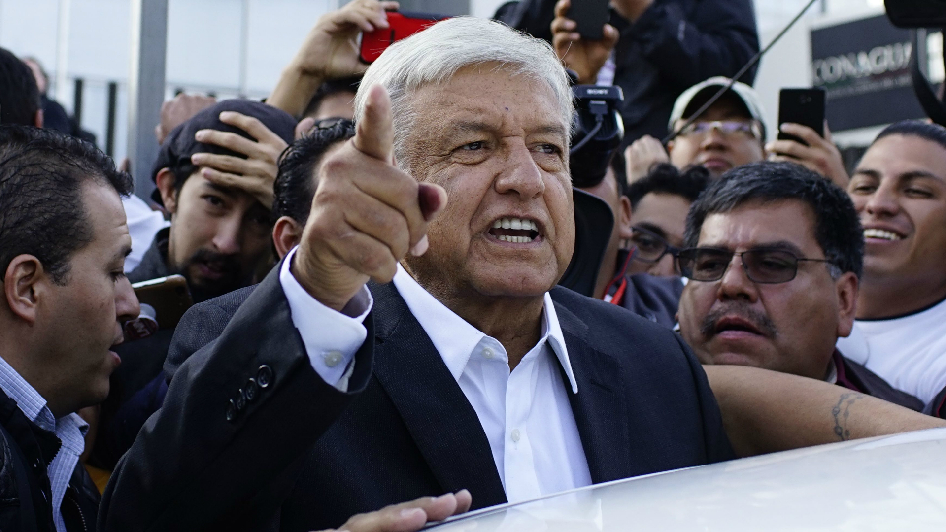 El próximo presidente enfrenta sus primeras críticas por decisiones sobre todo relacionadas con seguridad.