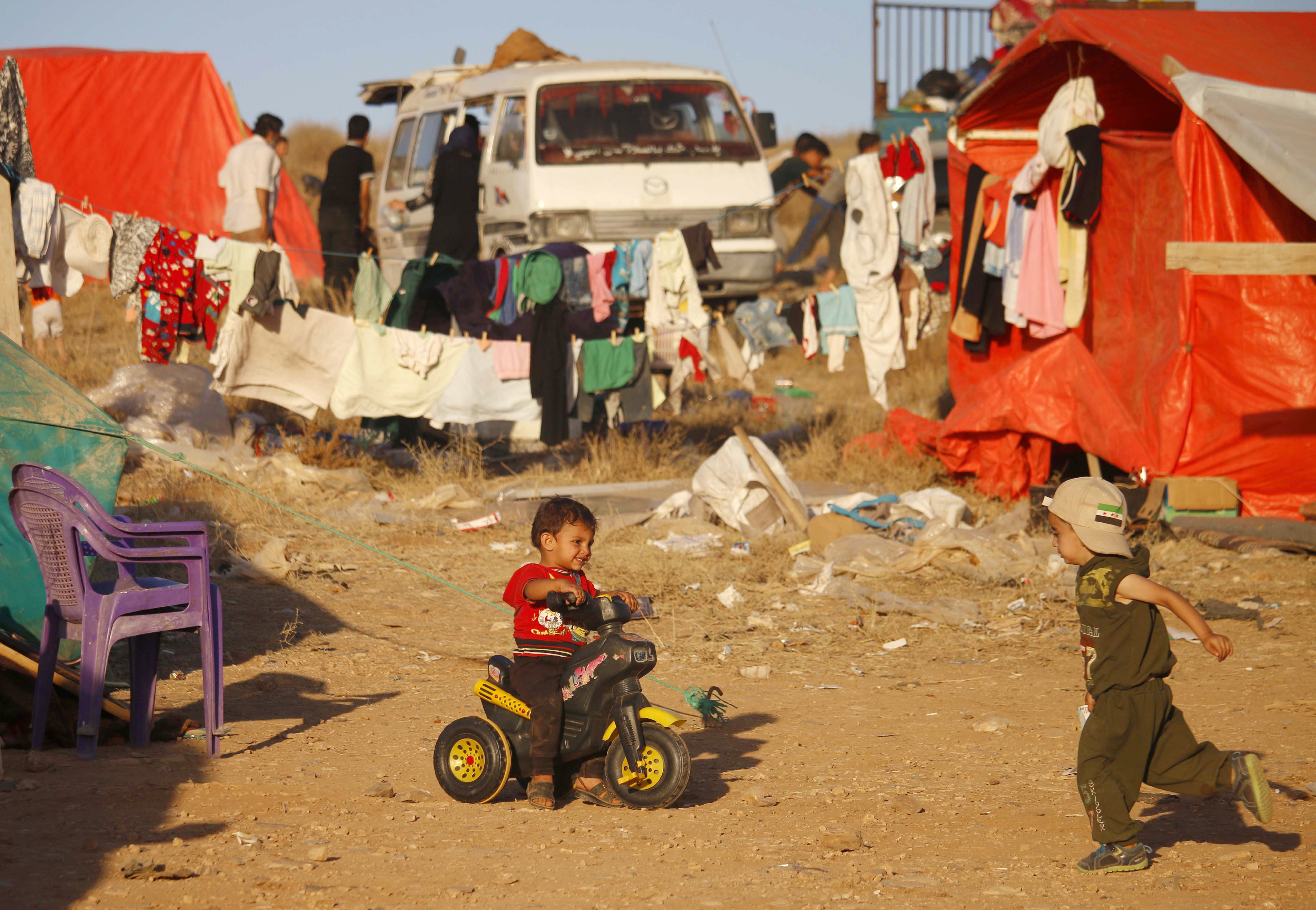 Familias en un campo de refugiados que escapan de la guerra (AFP)