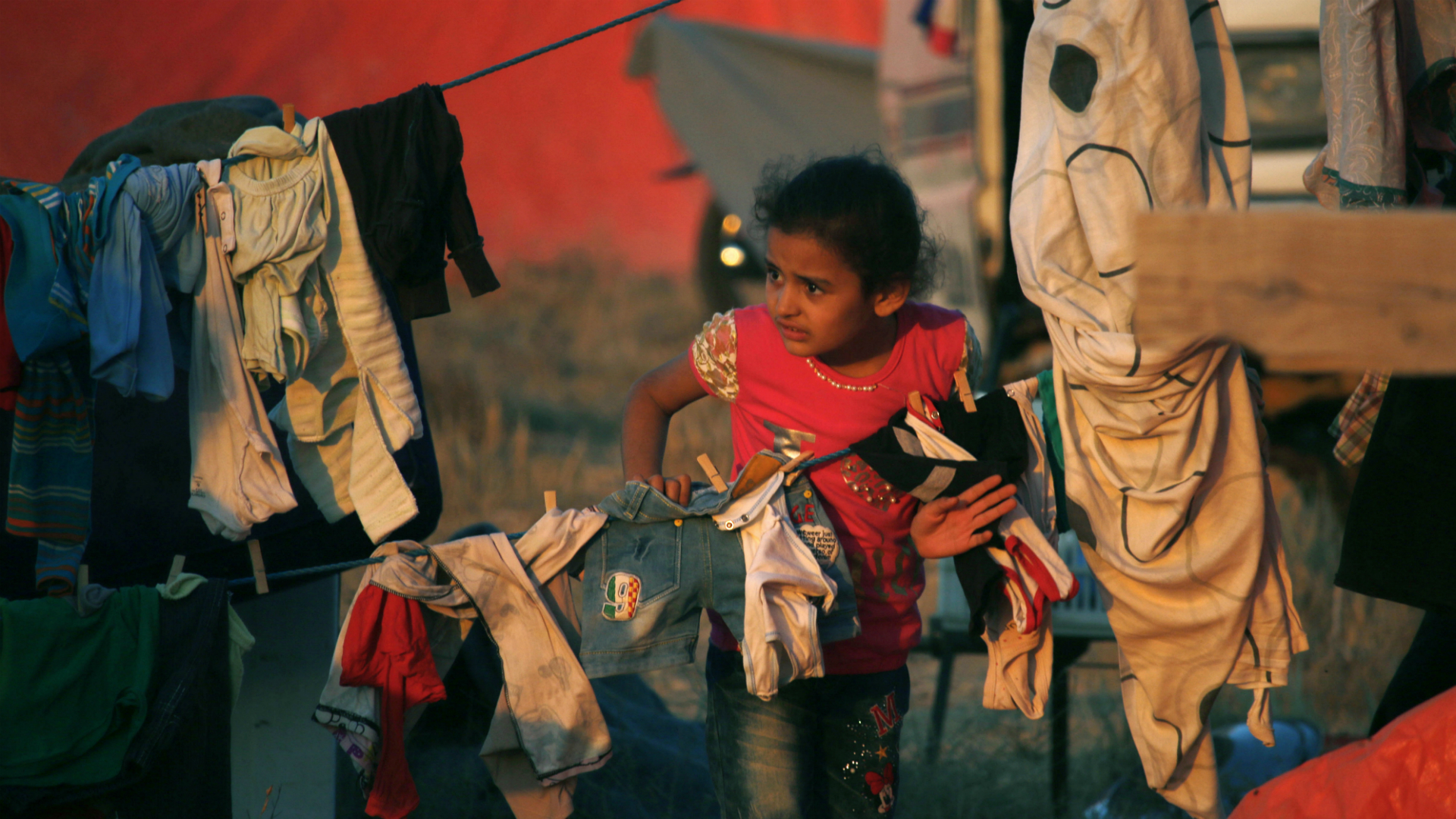 Una niña de Daraa que se ha desplazado junto a su familia a la ciudad de Nasib, en la frontera con Jordania (AFP)