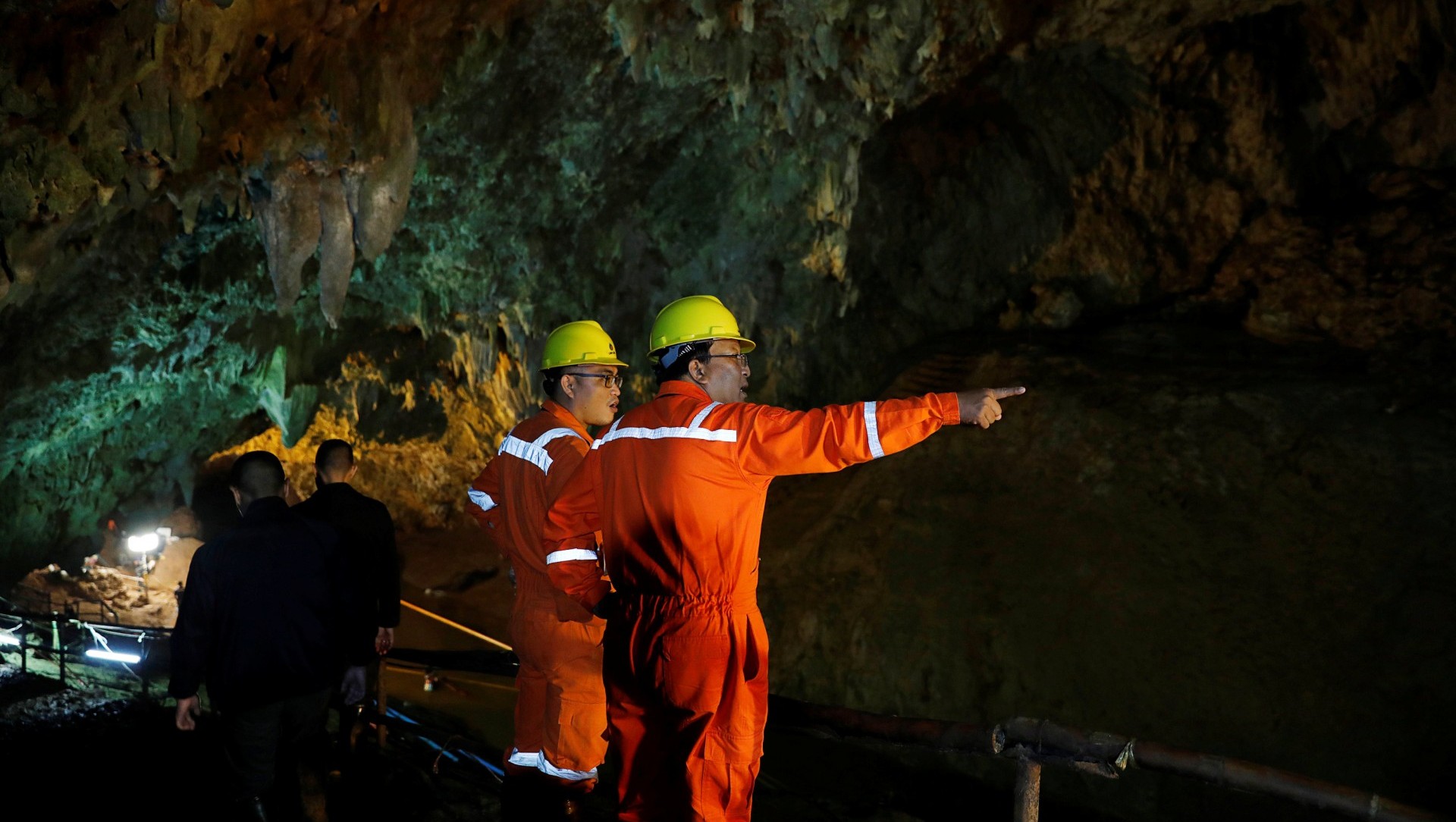 Soldados y rescatistas trabajan en el complejo de cuevas (Reuters)