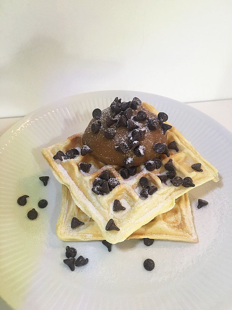 Con dulce de leche, chispas de chocolate y azúcar impalpable