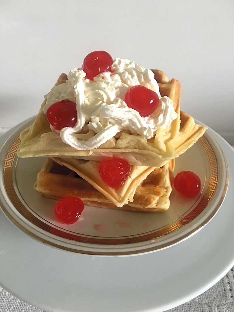 Con crema y cerezas