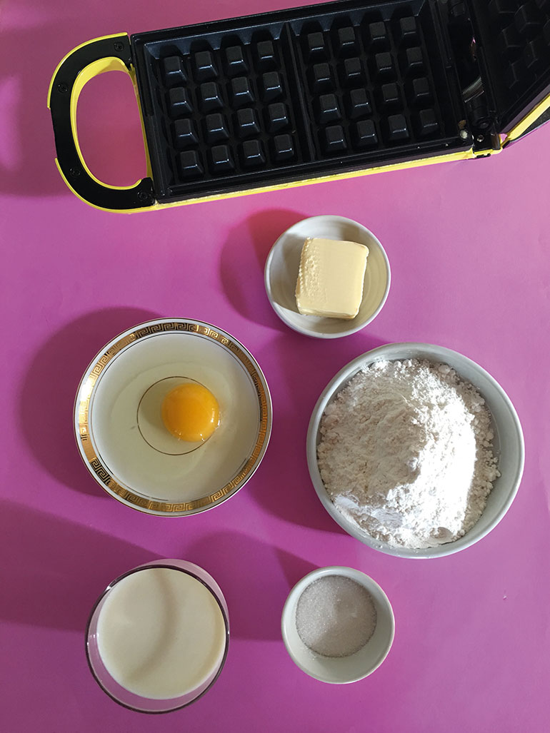Ingredientes: 50 gr de manteca, 1 huevo 150 cc. de leche, 1 cda de azúcar y 100 gr de harina leudante.