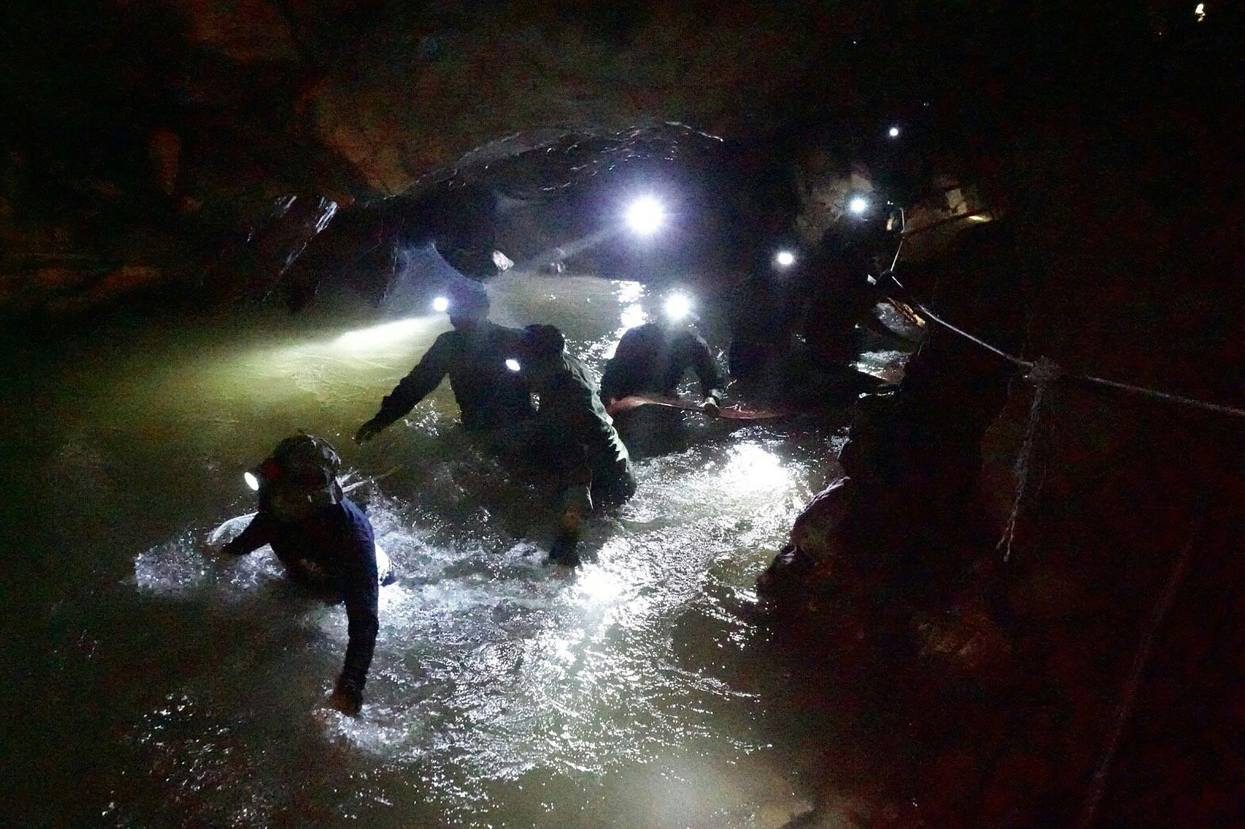 Navy Seals tailandeses en la gruta inundada (AFP/ Royal Thai Navy)
