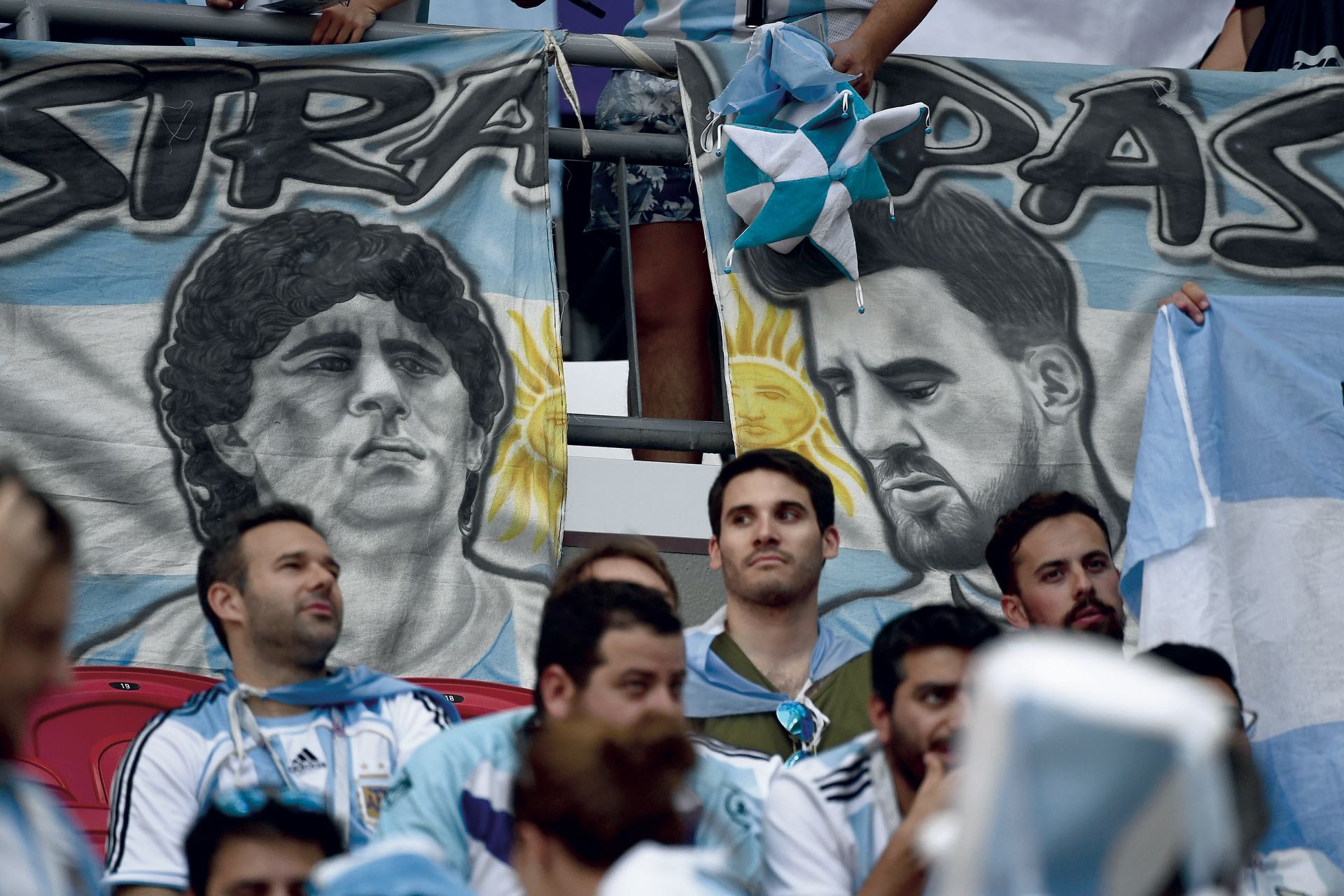 Idolos de varias generaciones: Diego y Leo, unidos por la misma bandera.