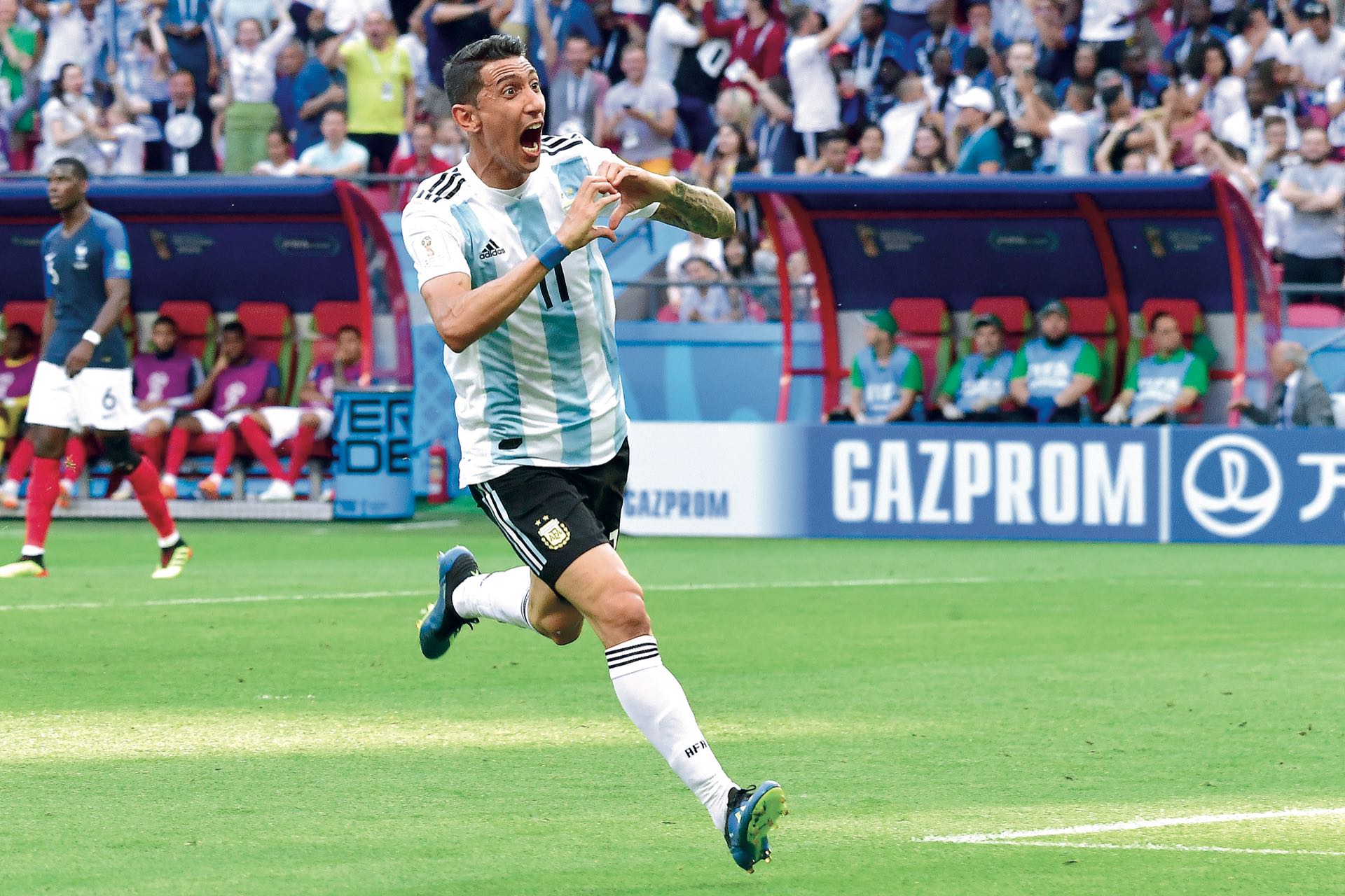 El partido contra Francia estuvo repleto de emociones. Casi al final del primer tiempo, Angel Di María consiguió el 1 a 1 (Francia se había puesto en ventaja por un gol de penal convertido por Griezmann) y lo festejó con su clásico gesto en forma de corazón.