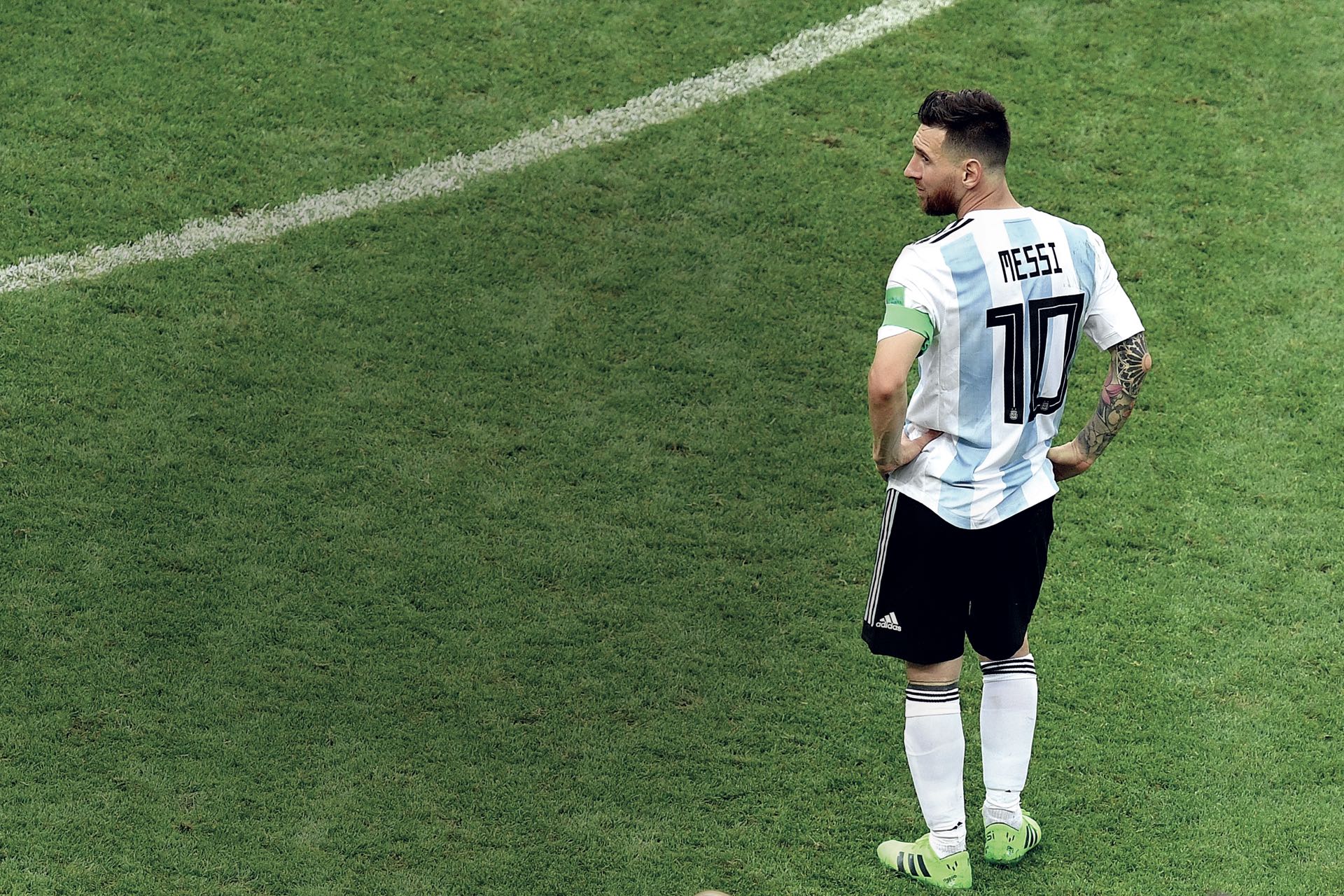 La decepción pintada en el cuerpo: Leo, con la derrota consumada, busca explicaciones y no lasencuentra. ¿Tendrá ganas de buscar revancha en Qatar 2022? El 10 de Argentina sólo pudo convertir un gol en este certamen.