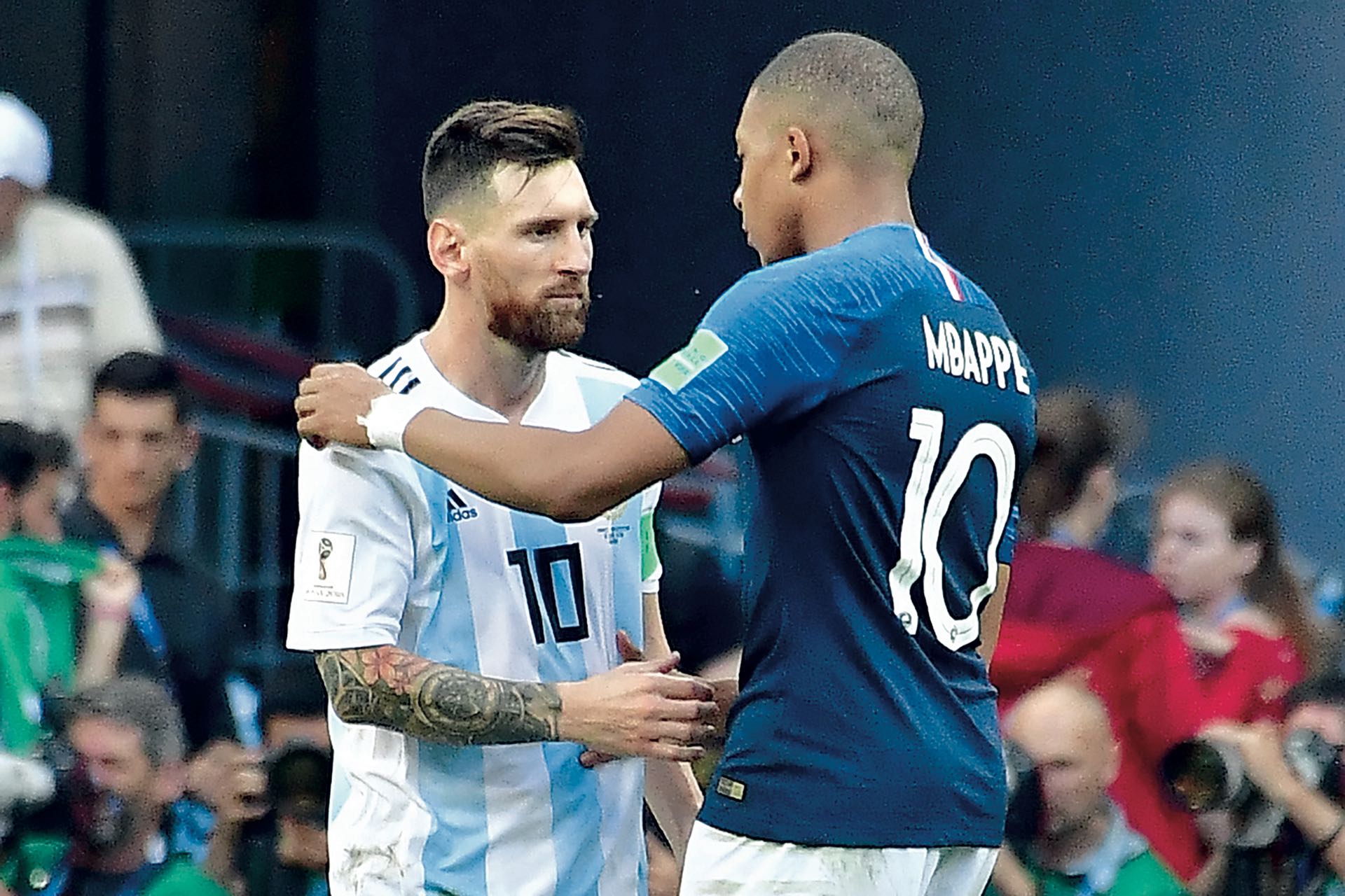 Después del partido, el “10” argentino y su par francés (Mbappé, brillante talento de 19 años) se saludaron con respeto. El joven galo fue la figura de la cancha.