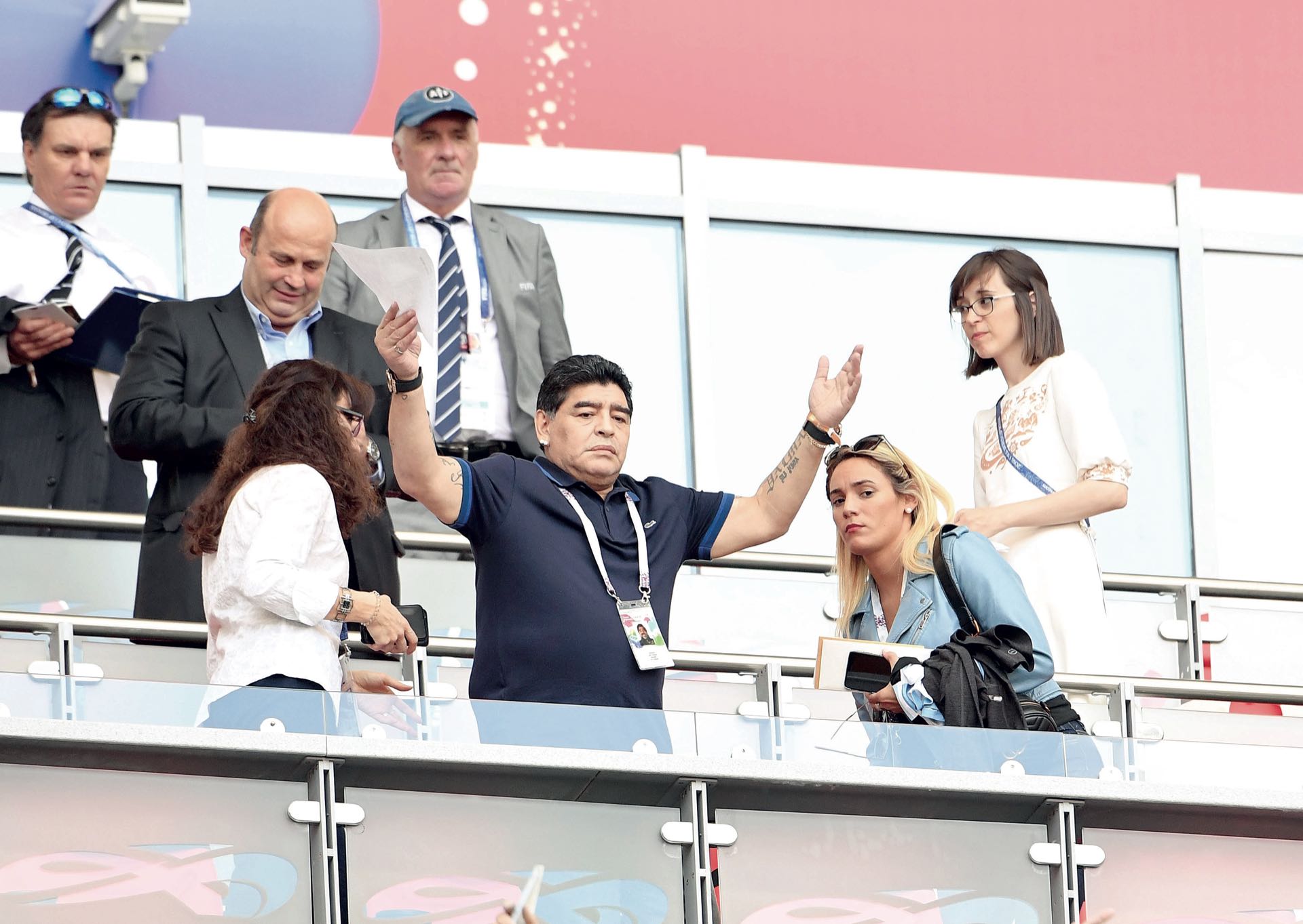 Diego Maradona, acompañado por Rocío Oliva, no se perdió el partido: sufrió, se ilusionó y quedó triste por la eliminación.