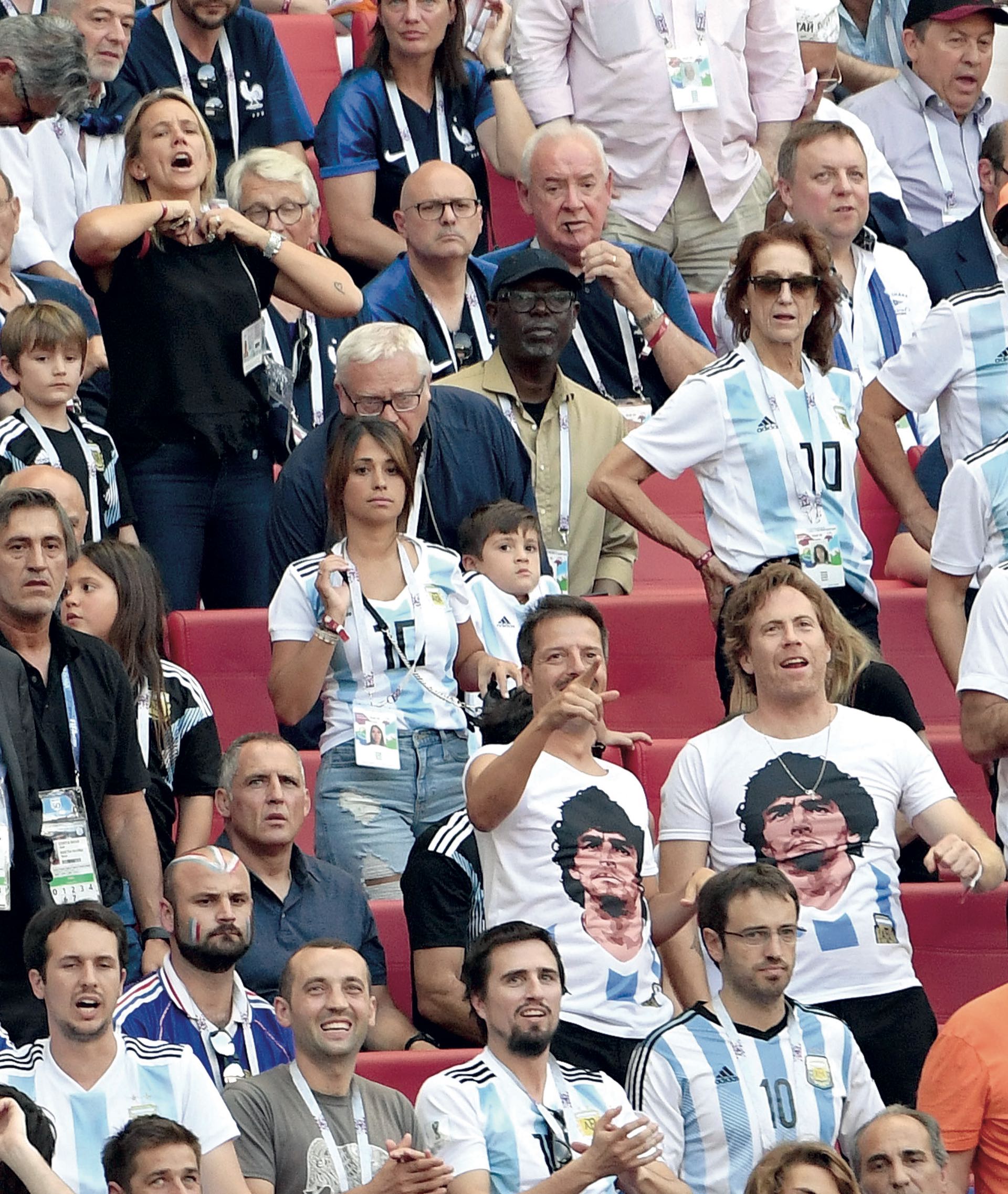 Ausente durante los tres primeros partidos, Antonela Roccuzzo (30) finalmente fue a la cancha a alentar a su marido.