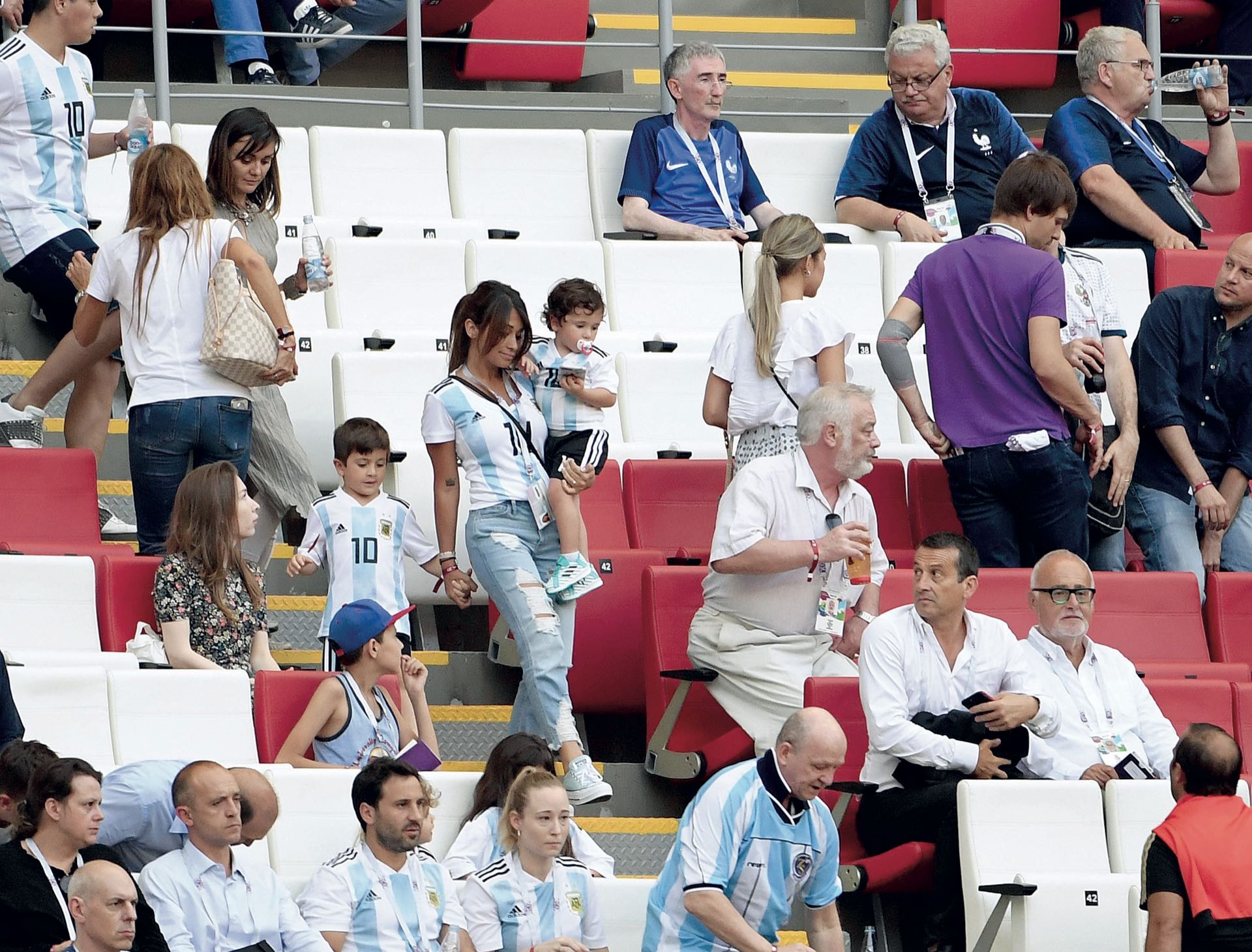 Acompañada por Thiago (5) y Mateo (2), la mujer de Leo –con la camiseta puesta– no paró de gritar durante los 90 minutos. Amor puro.