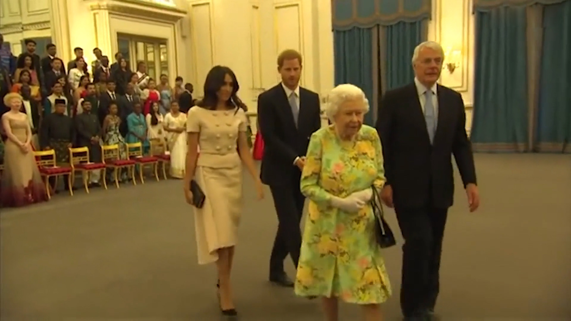 Hace algunos días se viralizó un video donde se ve al príncipe Harry rechazando un gesto cariñoso de su esposa. Todo ocurrió mientras la pareja real asistía a un evento público en compañía de la reina Isabel de Inglaterra
