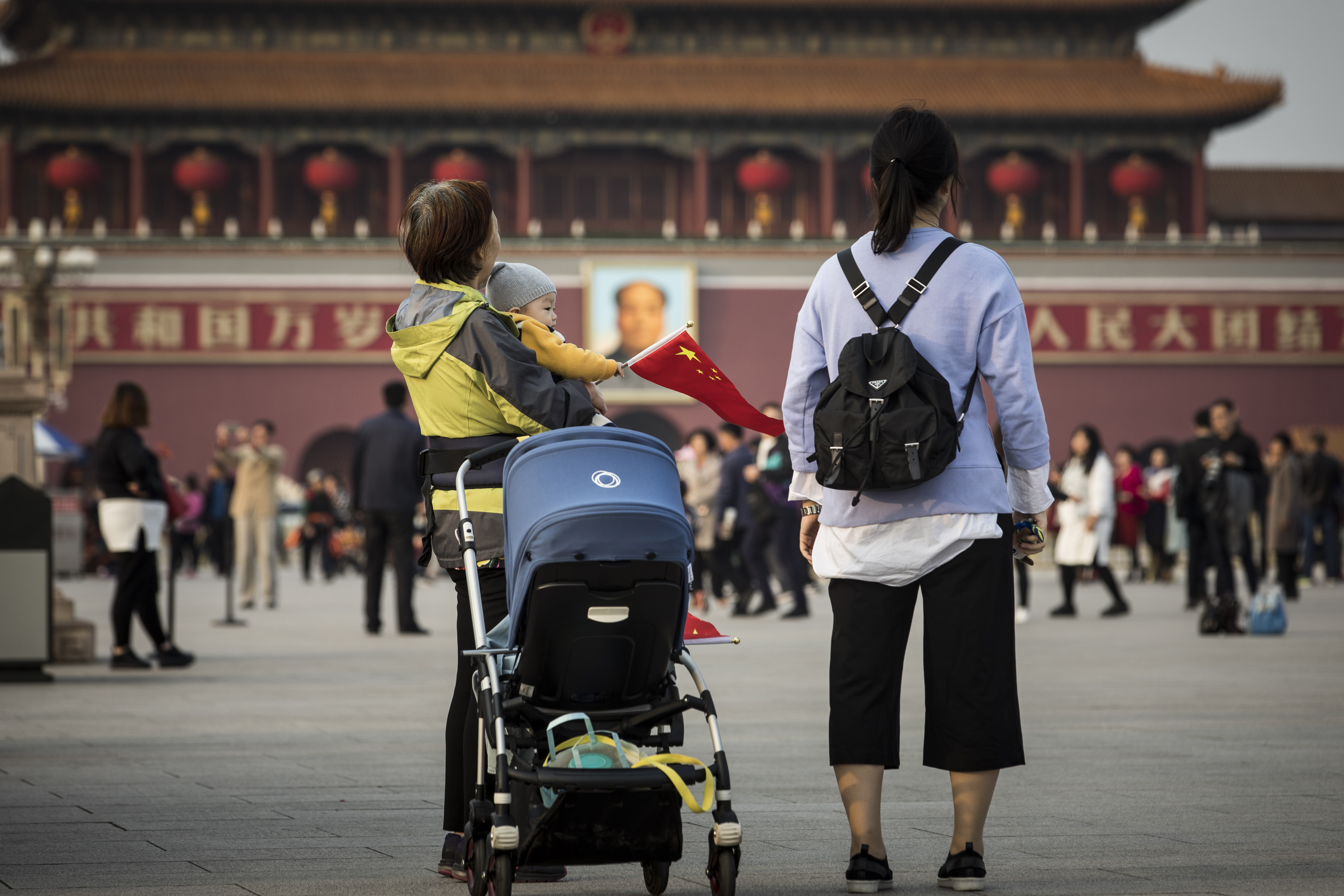 Un bebé con una bandera china en plaza Tiananmen (Bloomberg / Qilai Shen)