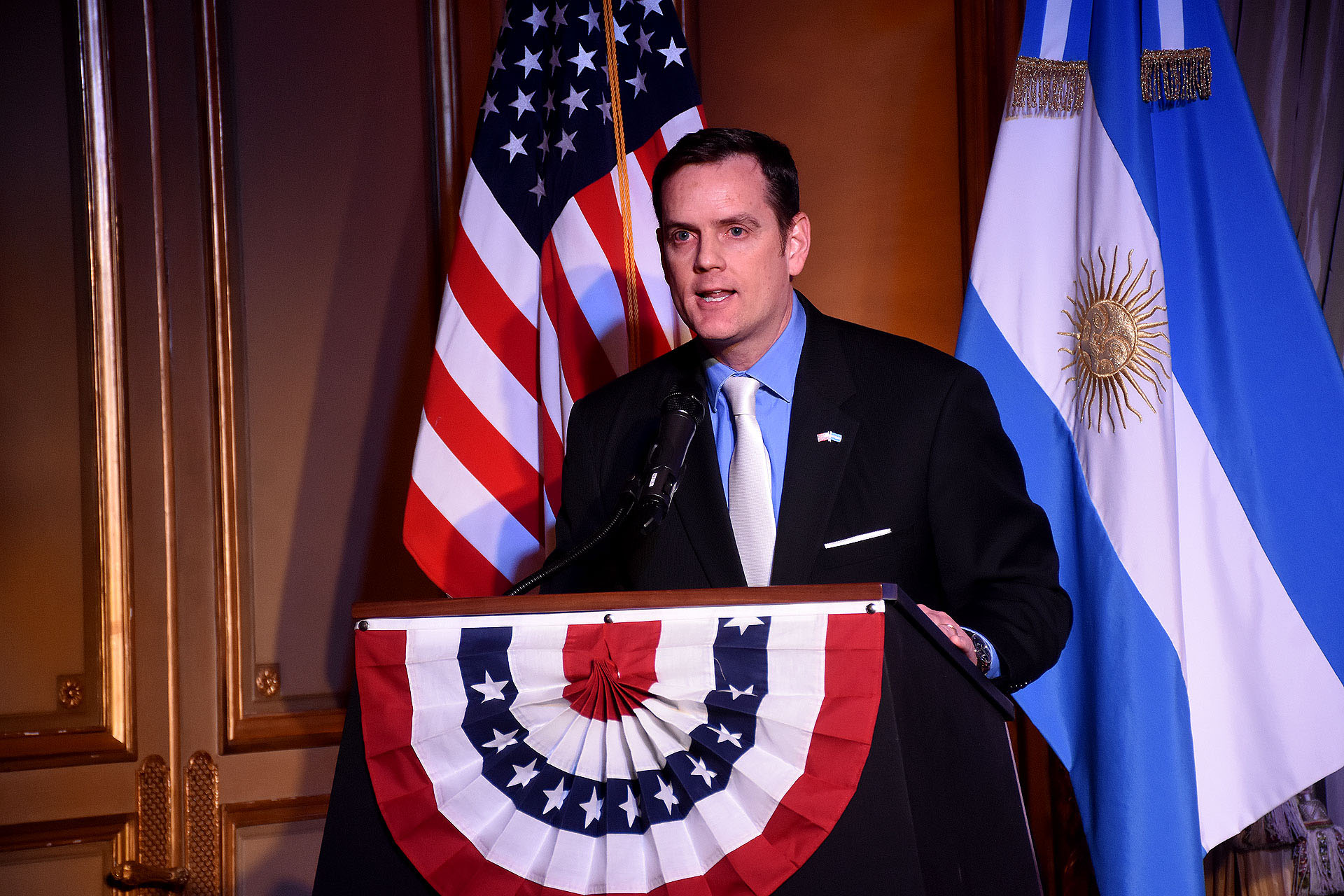 El encargado de Negocios de la embajada de los Estados Unidos, Tom Cooney