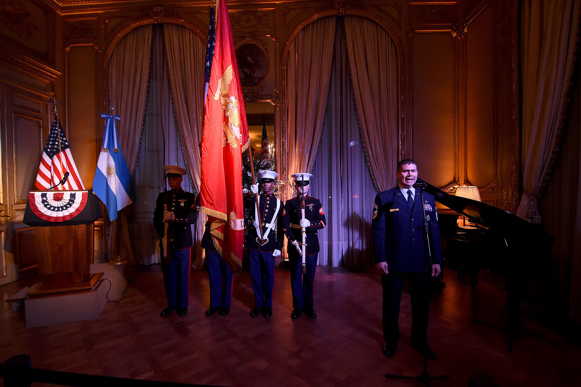Los invitados entonaron los himnos de los Estados Unidos y de la Argentina