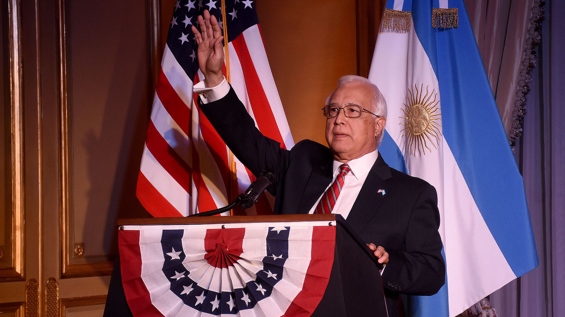 Edward C. Prado durante su discurso