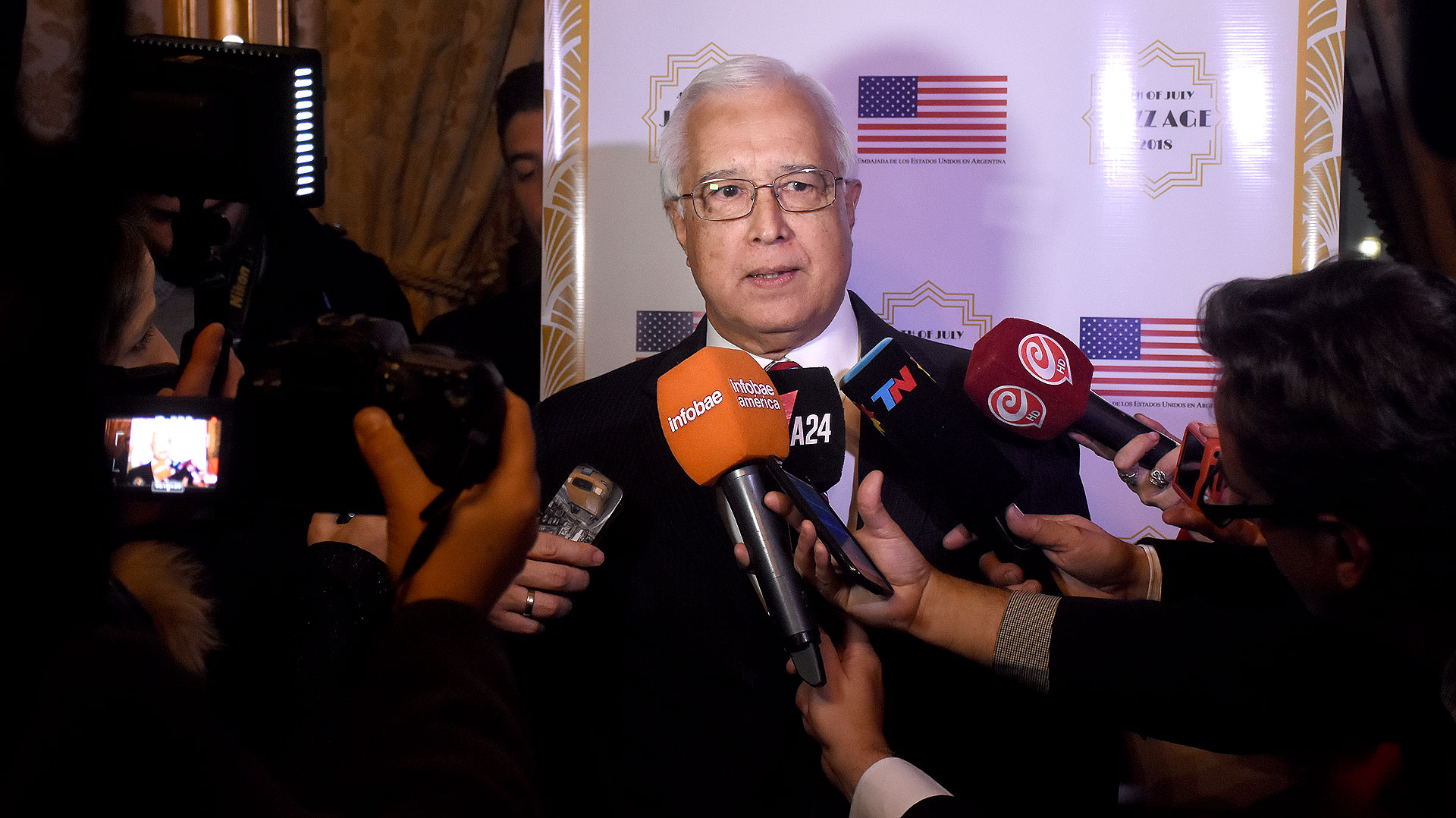 El embajador Prado dialogando con los medios de comunicación