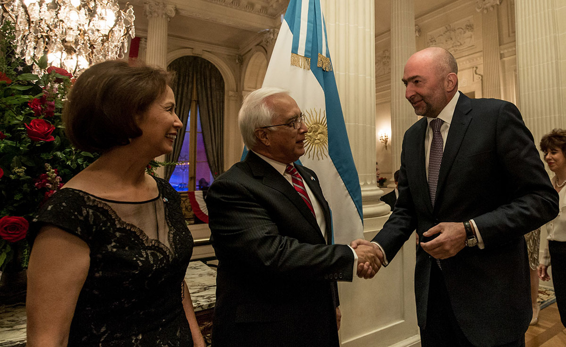 Edward C. Prado saluda a Gustavo Cinosi