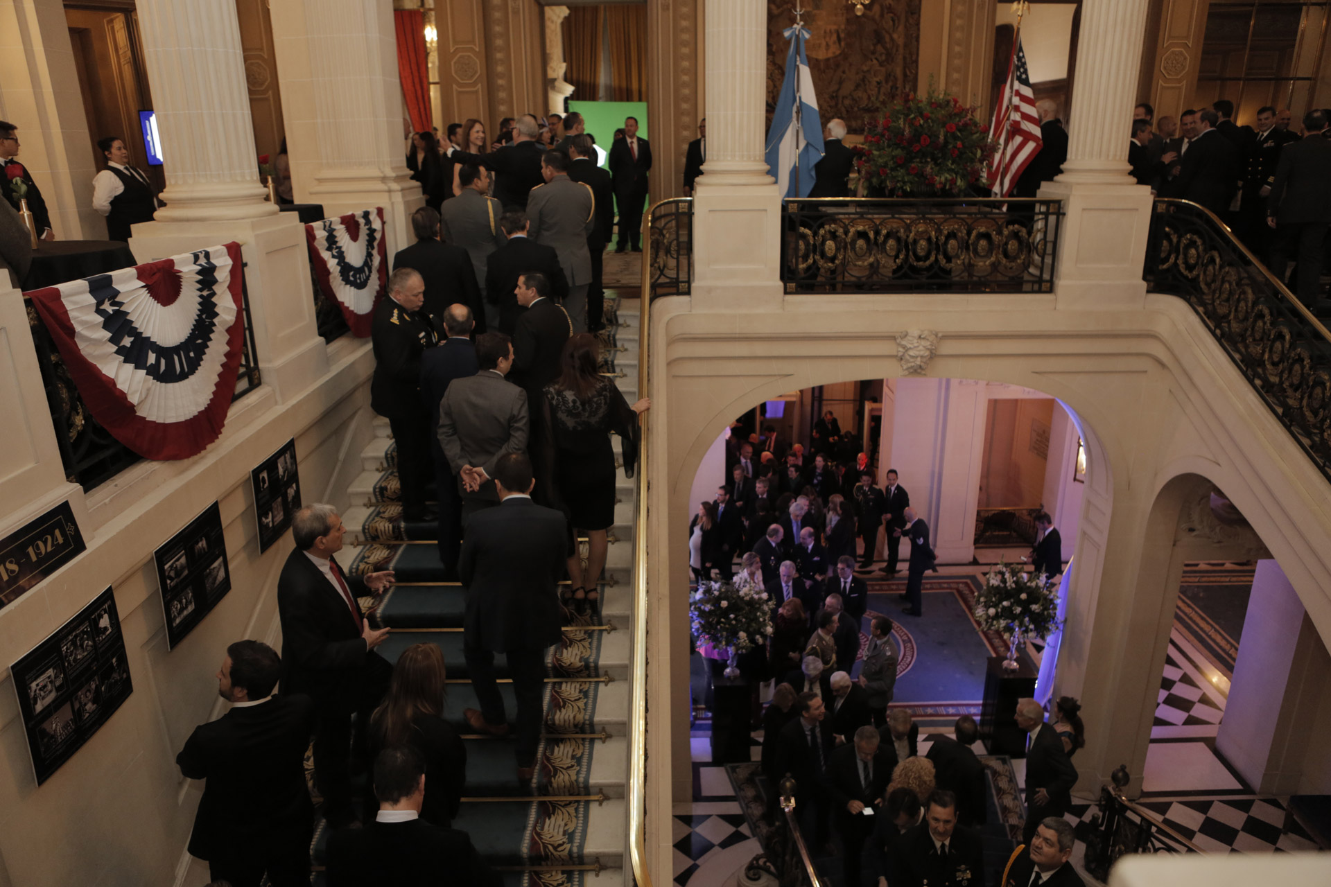 La recepción en la embajada de los Estados Unidos estaba ambientada en los años 20 y algunos de los invitados asistieron con la vestimenta de esa época