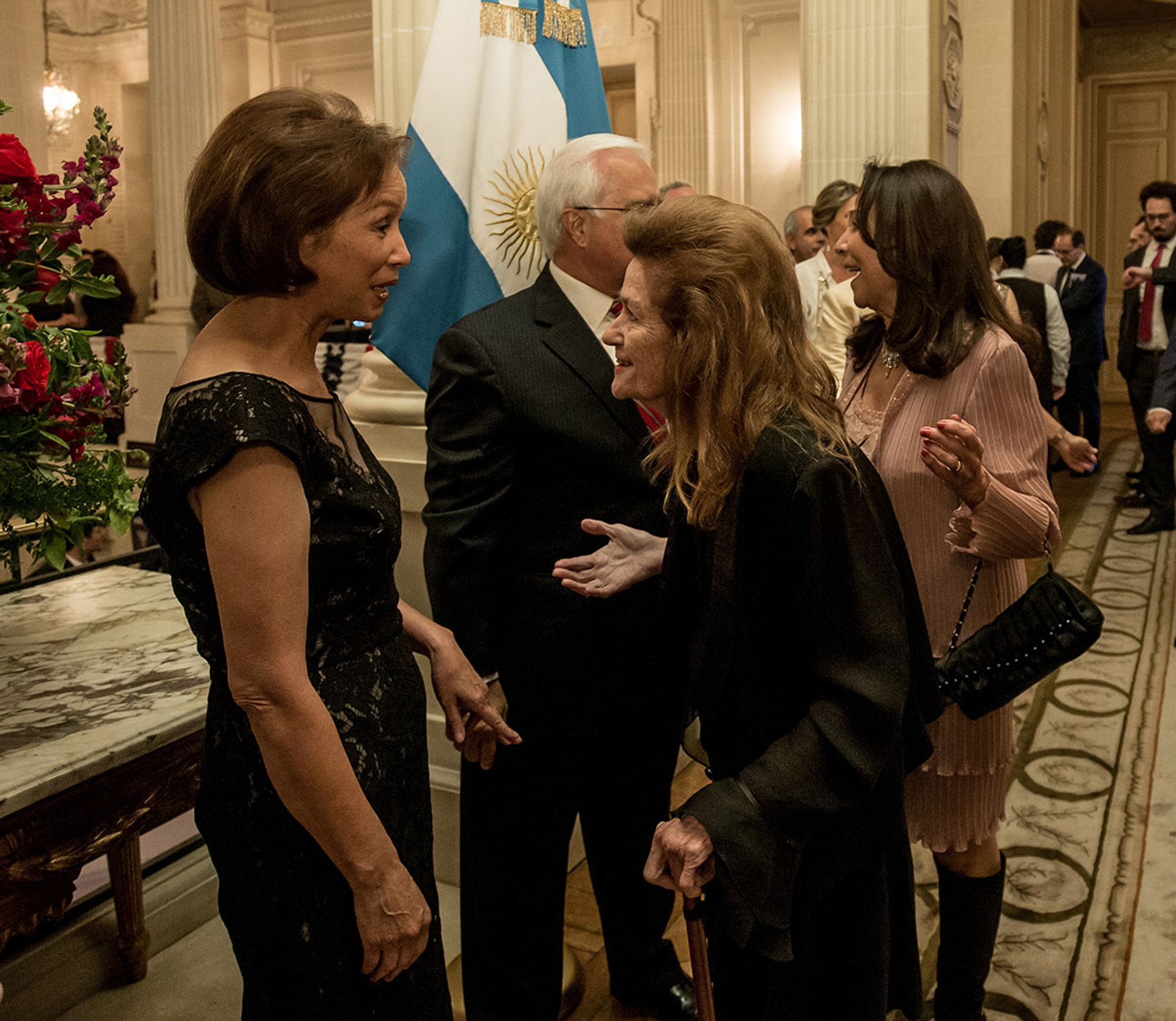 La jueza de la Corte Suprema de Justicia, Helena Highton, saluda a María Prado